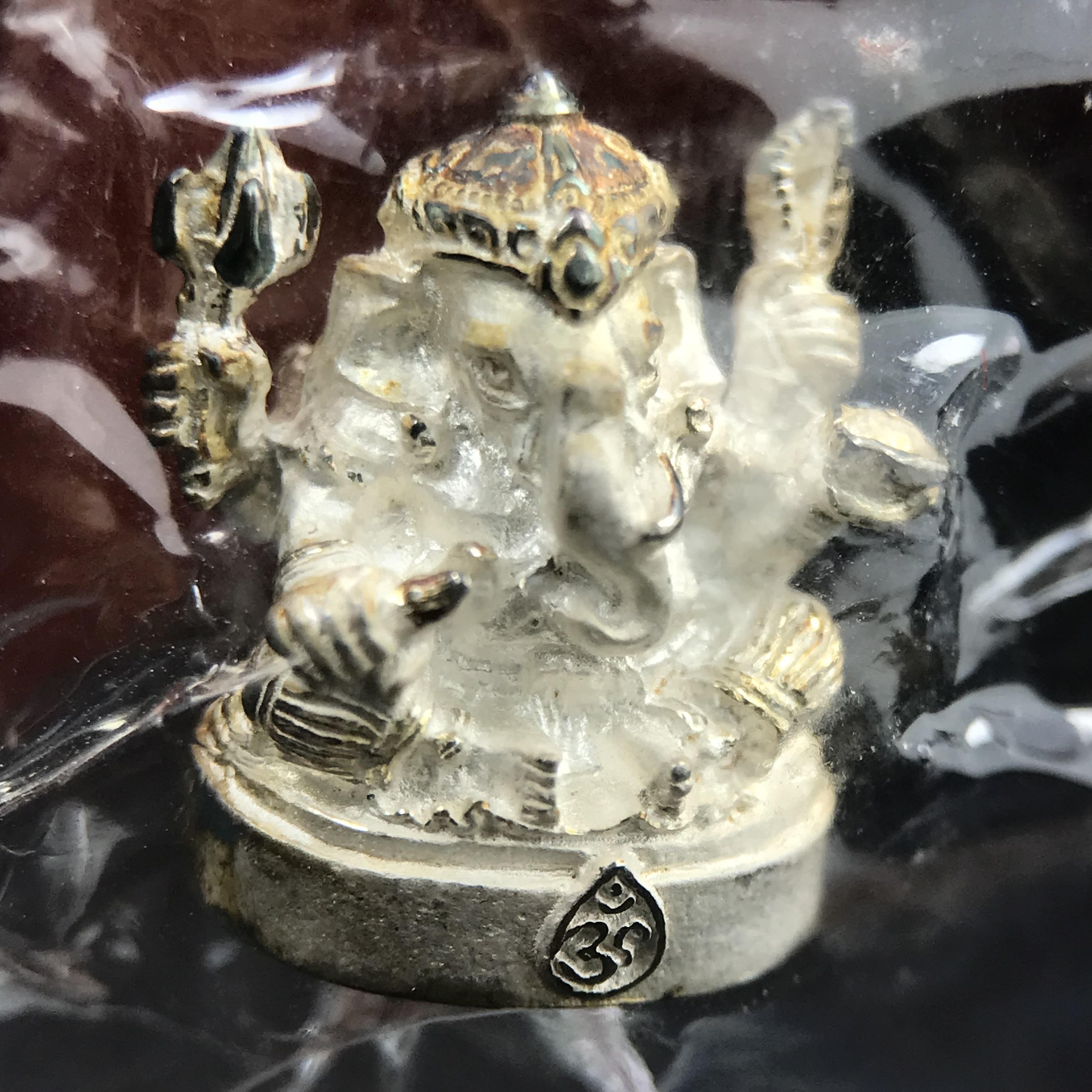 พระพิฆเนศ พิมพ์ลอยองค์ รุ่นแรก กรมศิลปากร ปี 2540 เนื้อเงิน ผิวเดิมติดรุ้งๆ(ซีนซองเดิมพร้อมกล่องไม้และกล่องกระดาษครบชุด)พิธีใหญ่ เข้มขลัง มวลสารศักดิ์สิทธิ์ (เทพเจ้าแห่งความสำเร็จและศิลปวิทยาการ)ยอดนิยมหายาก