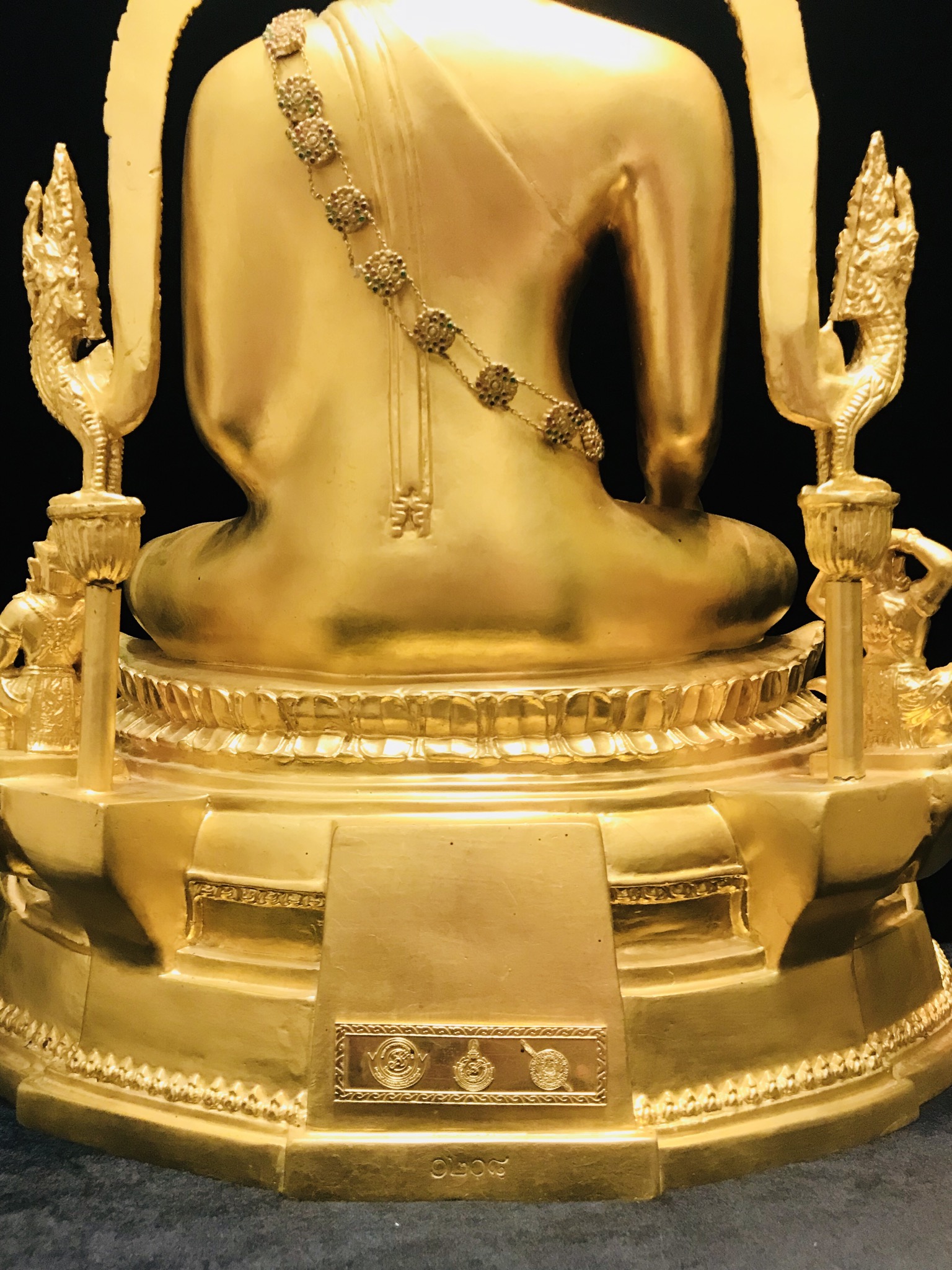 พระพุทธชินราช(จำลอง)ภปร. 84พรรษา เนื้อโลหะ ลงรักปิดทอง 100% ขนาดหน้าตัก 9 นิ้ว(ใต้ฐานบรรจุพระพุทธชินราชเนื้อผงพระราชทานมวลสาร จิตรลดาและเส้นพระเจ้า(เส้นผม))