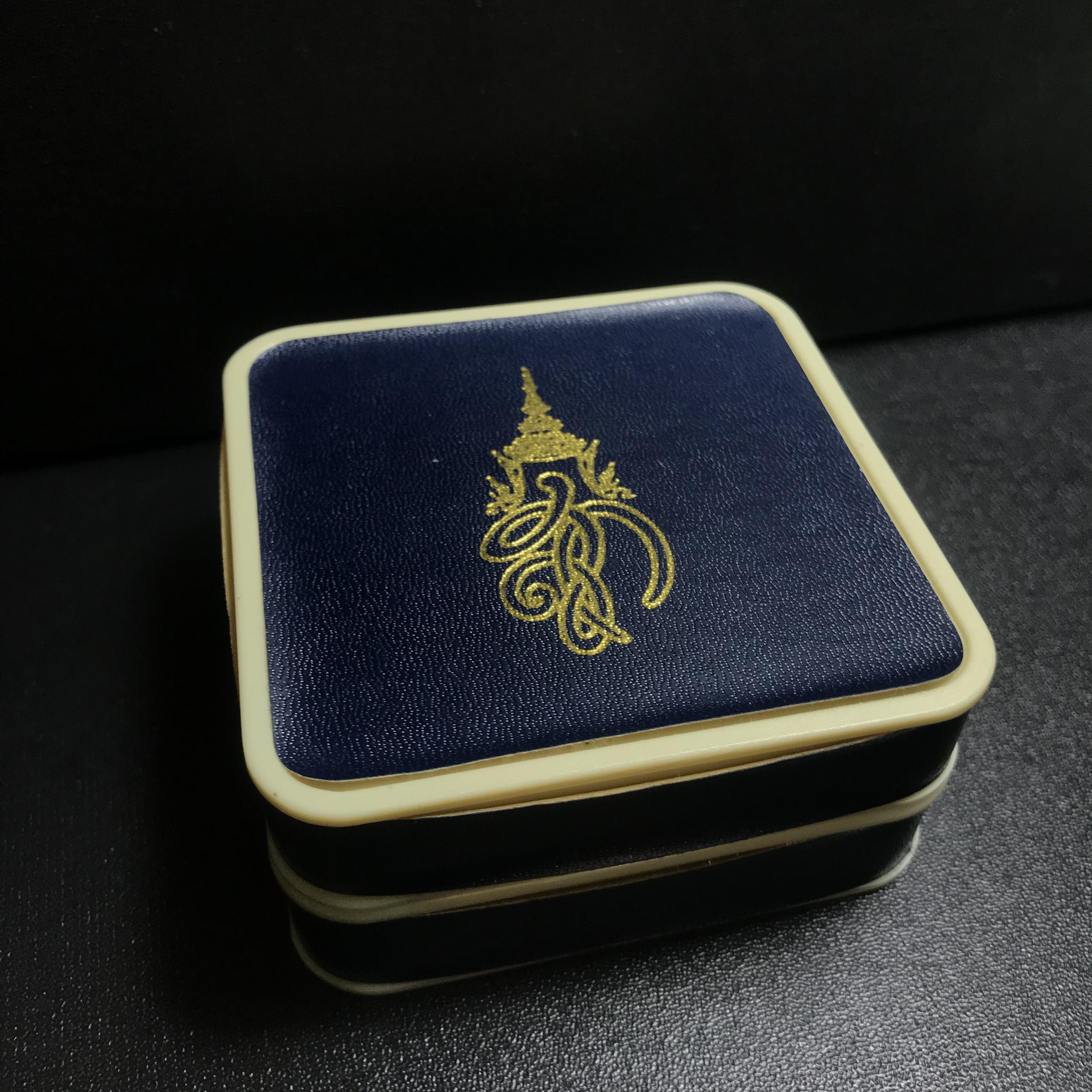 พระหลวงพ่อทวด พระนามาภิไธย สก. ปี2544(รุ่นแรก) เนื้อว่านคลุกรัก พิมพ์พิเศษหลังฝังข้าวสารดำ ชุดหลังพระนามาภิไธย สก. เนื้อเงิน(1ชุด 2องค์ พิมพ์ใหญ่สี่เหลี่ยม+พิมพ์เล็กพระรอดสี่เหลี่ยม)(1ใน5000 ชุด)พร้อมกล่องบรรจุเดิมหายาก