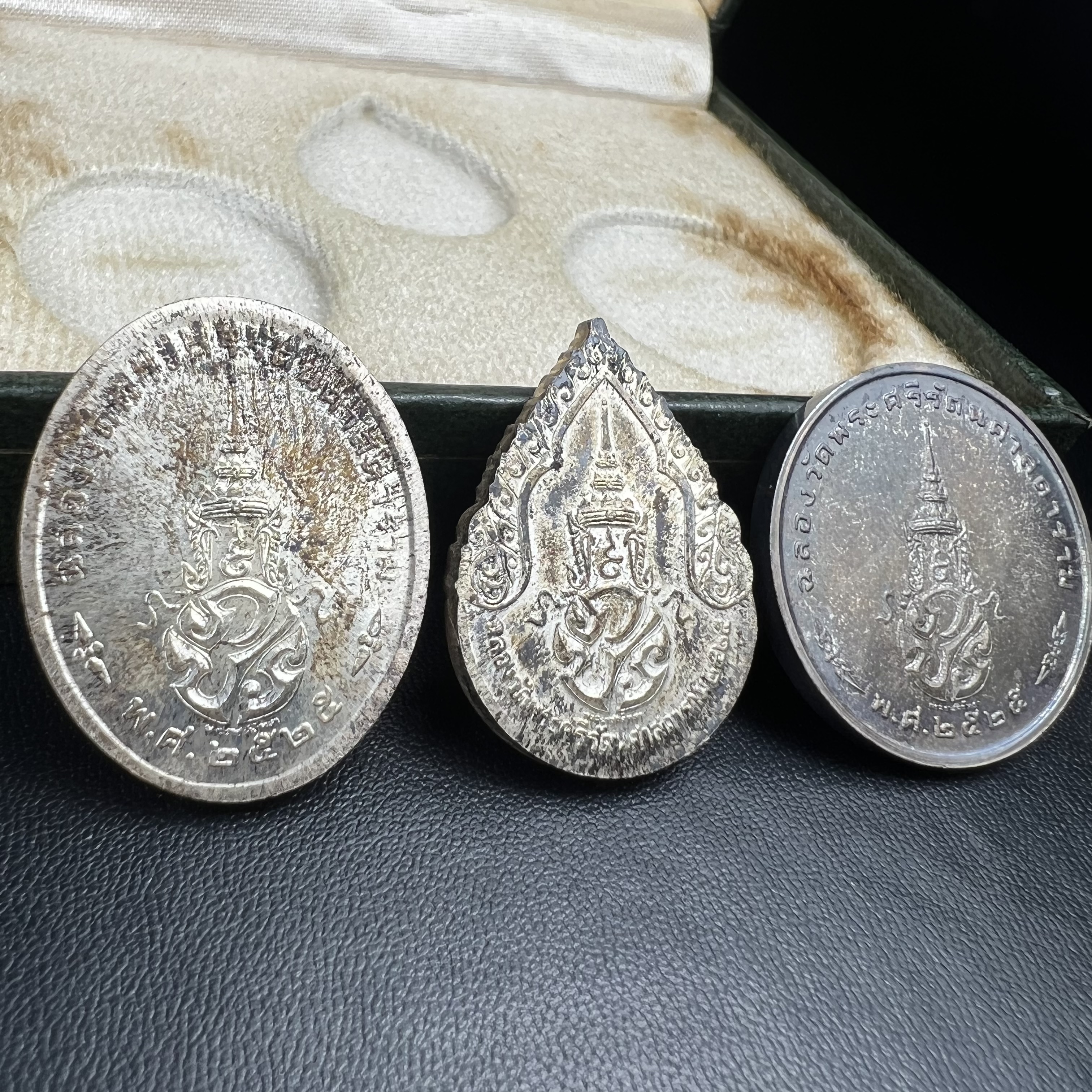 เหรียญพระแก้วมรกตหลัง ภปร. ฉลองกรุงรัตนโกสินทร์ครบ 200 ปี พ.ศ.2525 เนื้อเงิน(ผิวเดิม สวย)กล่องบรรจุเดิมครบ3พิมพ์(บล็อกพระราชศรัธา)(ในหลวงรัชกาลที่9 เสด็จในพิธี)ชอบเก็บแบบผิวเดิมๆชุดนี้เลยแนะนำ ผิวเดิมสวยมาก เสน่ห์พระเนื้อเงิน