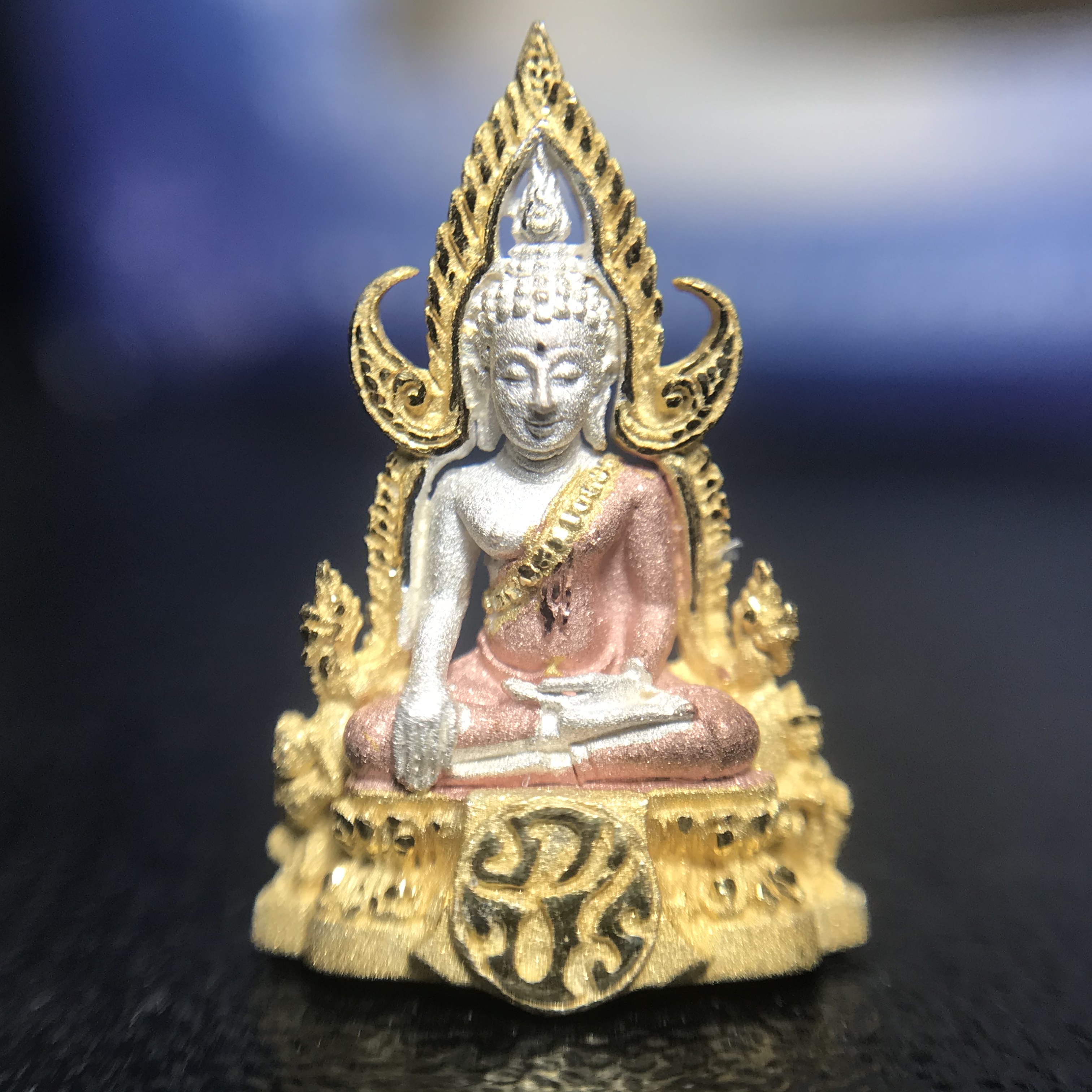 พระพุทธชินราช ภปร. โครงการ เพราะแผ่นดินนี้คือแผ่นดินเกิด เนื้อเงินชุบสามกษัตริย์ ปี2551 ขนาดหน้าตัก1/4นิ้ว (สวยงามหายาก)