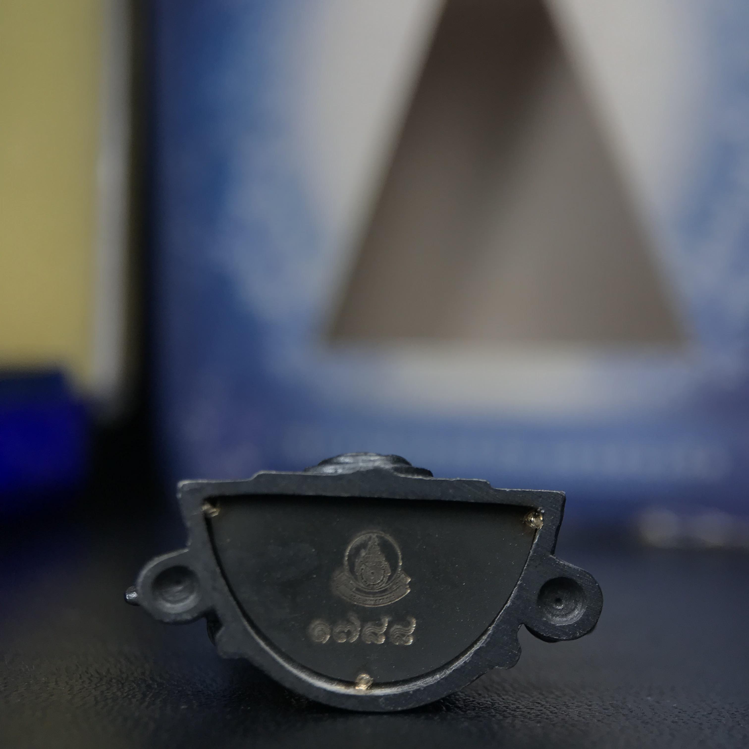 พระพุทธชินราช ภปร. โครงการเพราะแผ่นดินนี้คือแผ่นดินเกิด เนื้อเงินชุบทองคำขาวซุ้มรมดำ ปี2551 ขนาดหน้าตัก1/2นิ้ว(3.5*2.5ซม.)ประกอบพิธี ณ พระอุโบสถ วัดพระศรีรัตนศาสดาราม(วัดพระแก้ว)และพระวิหารวัดพระศรีรัตนมหาธาตุวรมหาวิหาร(จ.พิษณุโลก)(สวยงามหายาก)1ใน5000องค์