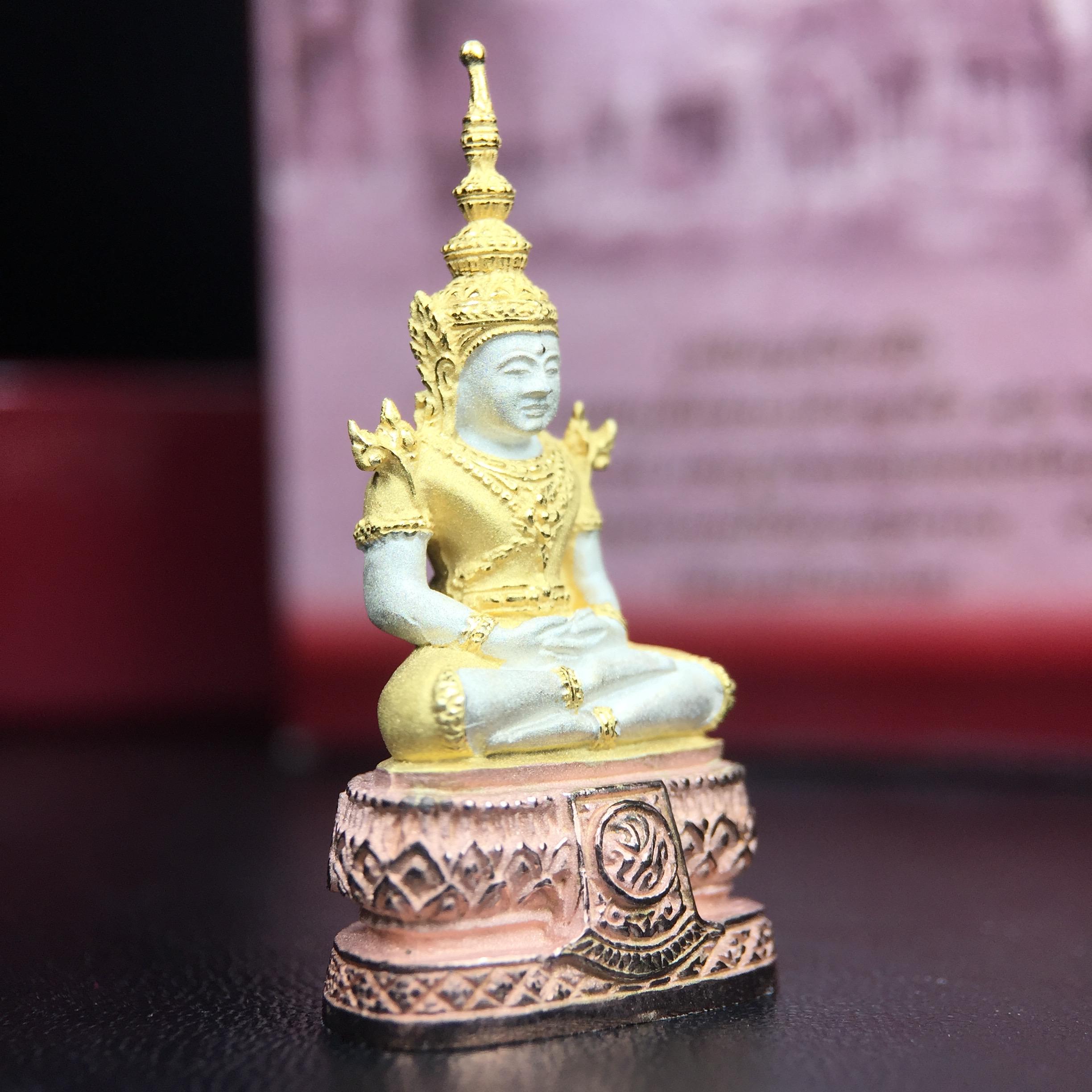 พระแก้วมรกต ภปร.(รุ่นแรก) ปี2545 จัดสร้างในมหาวโรกาส พระบาทสมเด็จพระเจ้าอยู่หัวรัชกาลที่ 9 ครบรอบ 75 พรรษา และฉลองกรุงรัตนโกสินทร์ครบ 220 ปี พิมพ์ลอยองค์ใหญ่ เนื้อเงินบริสุทธิ์ 92.5%(สามกษัตริย์) ขนาด 19*35 มม. พร้อมกล่อง สวยครบสมบูรณ์(องค์หมายเลข ๑๗๒๐)