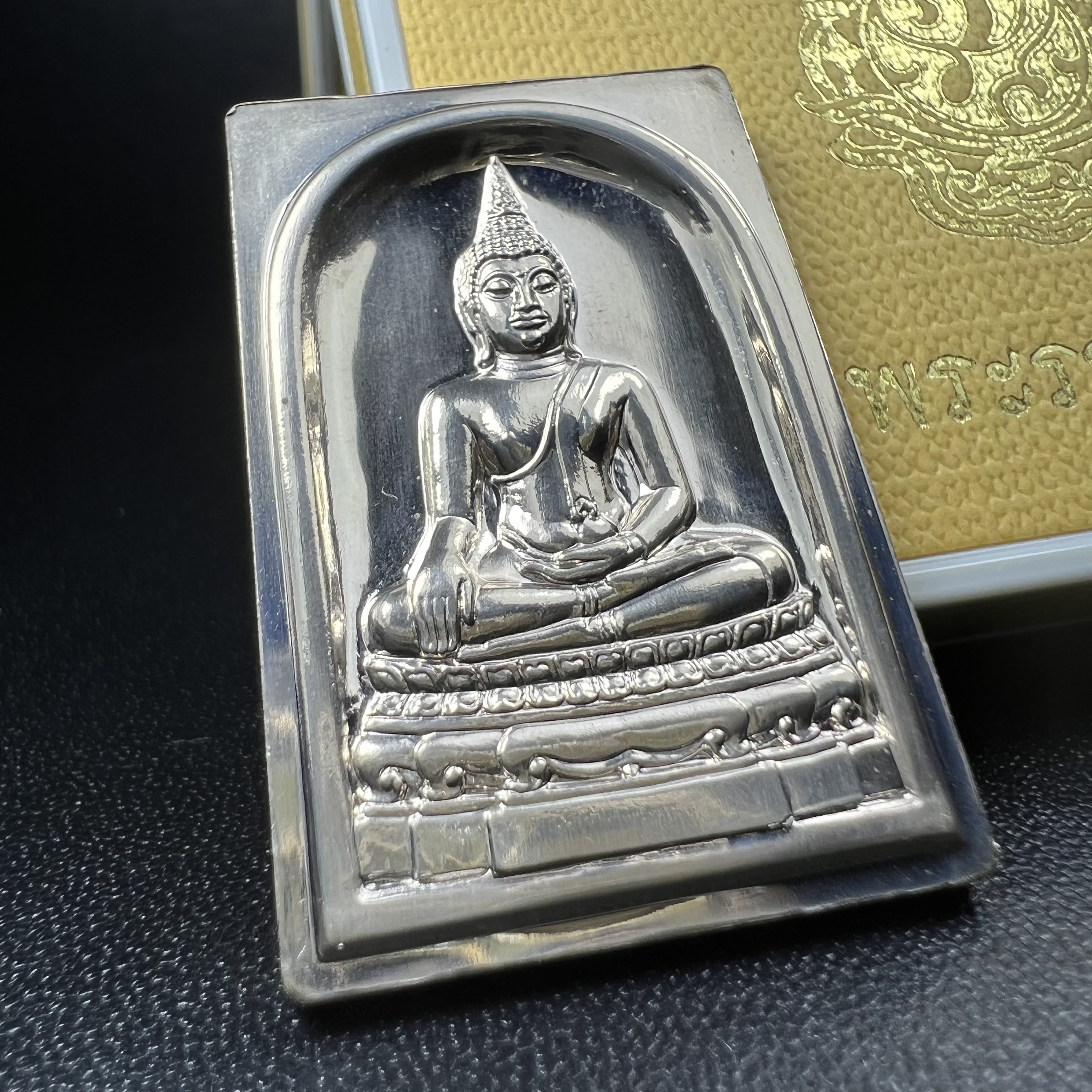 พระพุทธชินสีห์ หลังตรา ปรมาภิไธยย่อ ภปร. ในวโรกาสเฉลิมพระชมพรรษาในหลวงรัชกาลที่9 ครบ 7 รอบ และ ที่ระลึกสมโภชวัดบวรนิเวศวิหารครบ 175 ปี พ.ศ.2554 เหรียญเนื้อเงิน พิมพ์ใหญ่ ขนาดสูง 3.8 ซม. พร้อมกล่องบรรจุเดิมพระราชทาน(1 ใน 1585 เหรียญ)หายาก