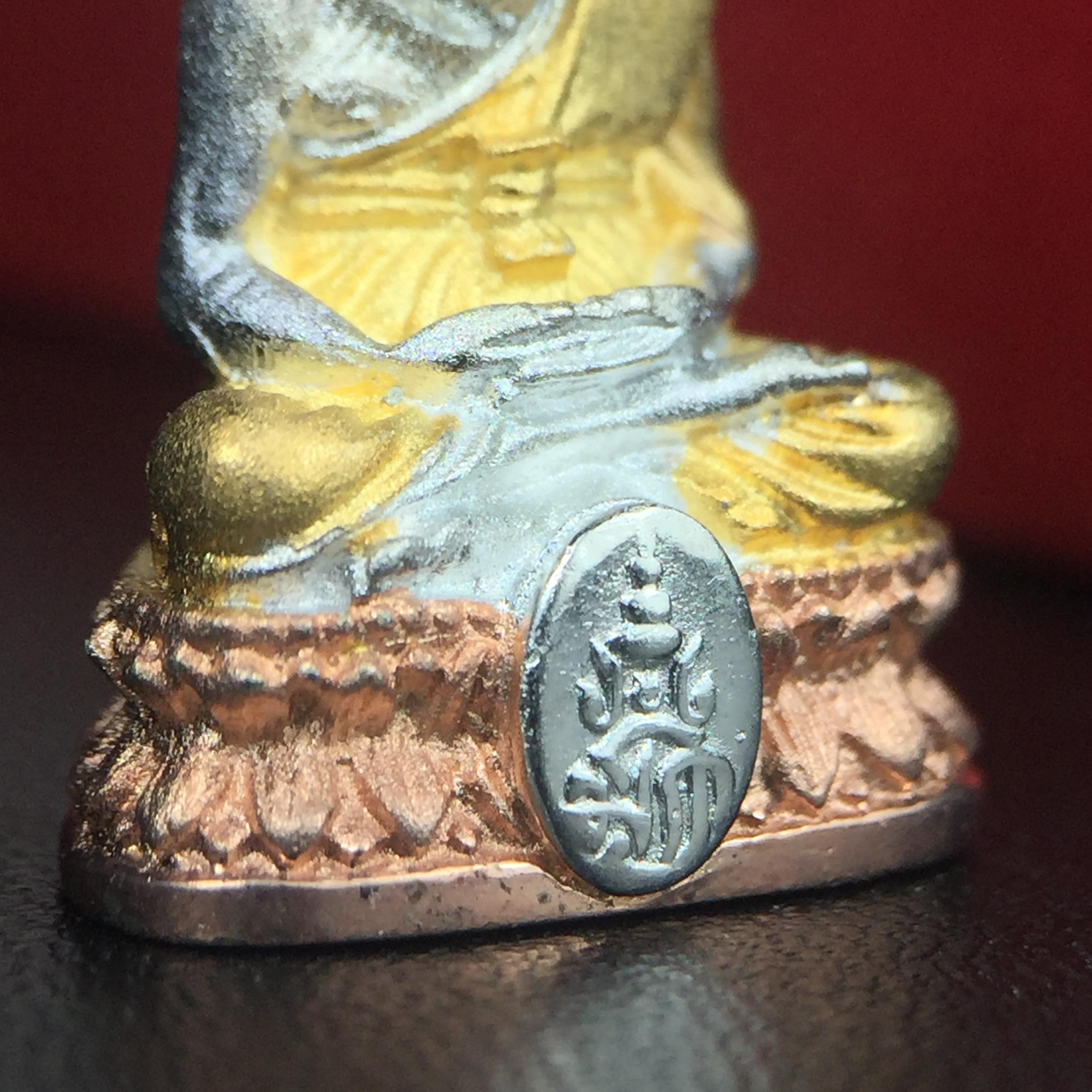 สมเด็จหลวงปู่ทวด วัดช้างให้ รุ่น เฉลิมพระเกียรติ ตราสัญลักษณ์ มวก. พิมพ์ลอยองค์เนื้อเงิน-สามกษัตริย์ ปี 2544 พิธีพุทธาภิเษกใหญ่ ณ อุโบสถวัดช้างให้และอุโบสถวัดพระศรีรัตนศาสดาราม ( วัดพระแก้ว )โดยนิมนต์เกจิชื่อดังสายใต้ทั้งหมดจำนวน 108 รูป