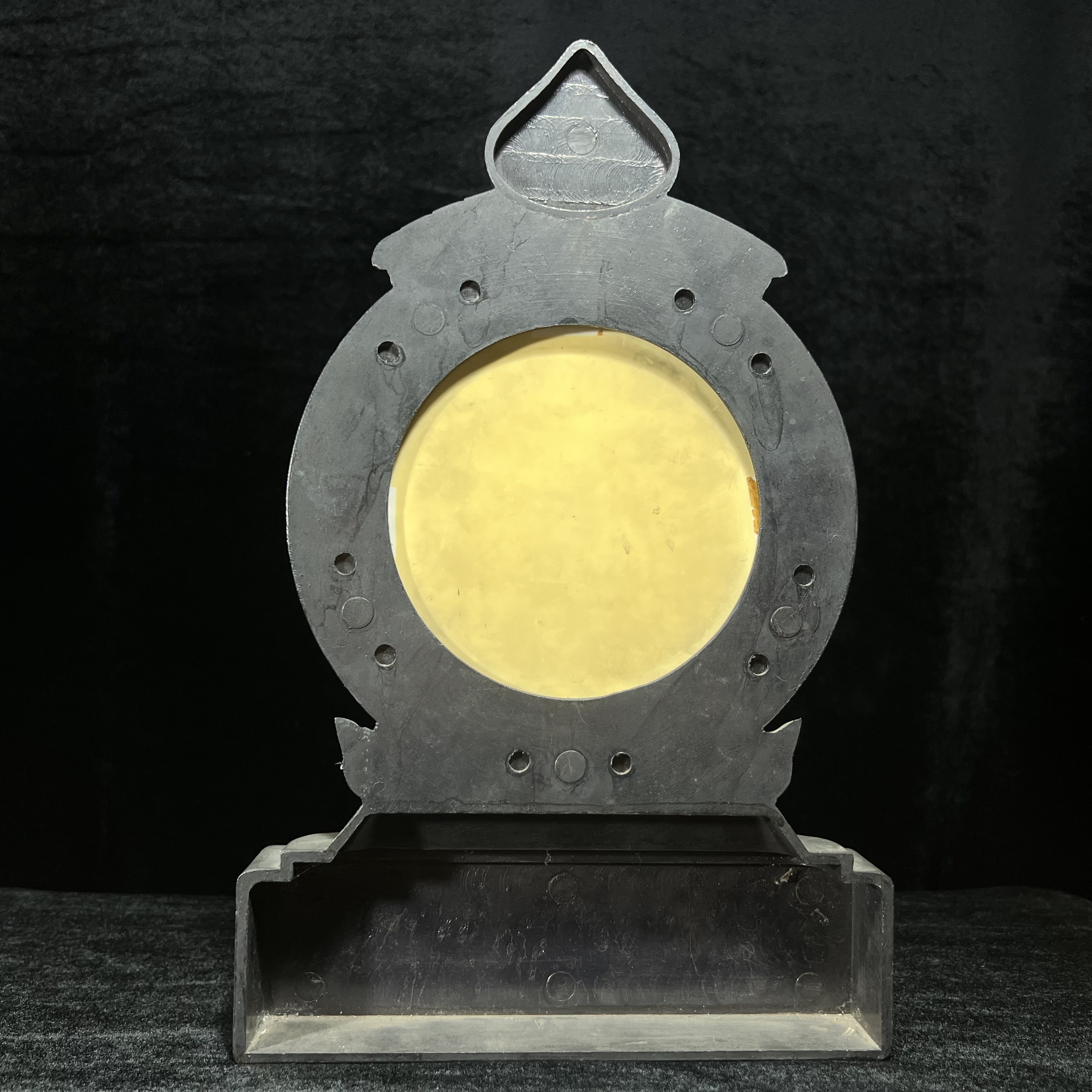 แผ่นโล่พระพิมพ์พระพุทธชินราชขนาดบูชา(กรรมการ) จำลองในแบบคล้ายนวโลหะเนื้อรีจิท พร้อมฐานโลหะกรอบซุ้มลายกนก ขนาดบูชาสูง13*8.5 นิ้ว วัตถุมงคลคุ้มเกล้าฯ มหามงคล รัชกาลที่ 9 จัดสร้างปี 2527 พิธีใหญ่ ยอดนิยมหายาก(พบเจอน้อยมาก)