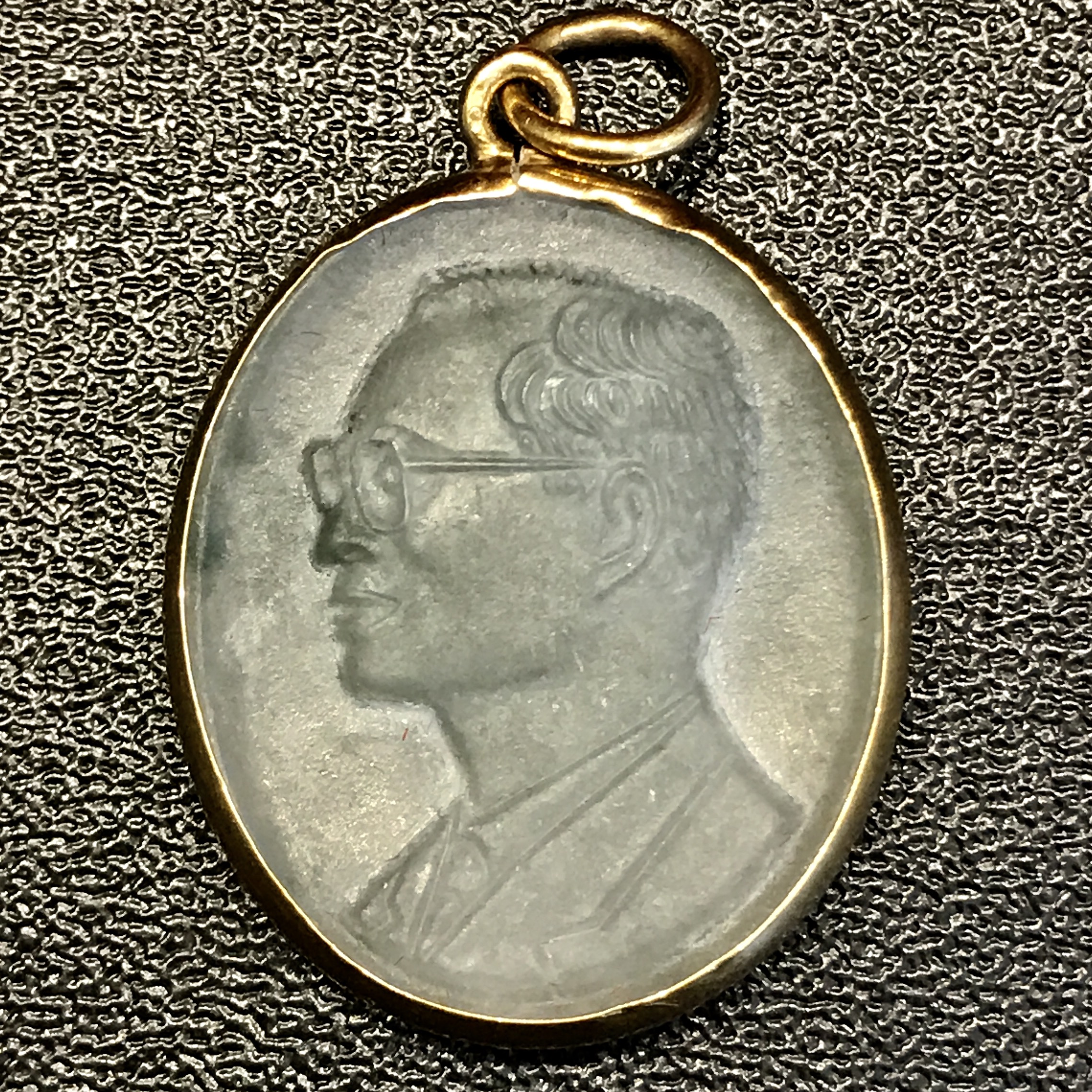 พระบรมฉายาลักษณ์ ร.9 เหรียญหยกรูปไข่เลี่ยมทองคำแท้ ปี 2542(หายาก)