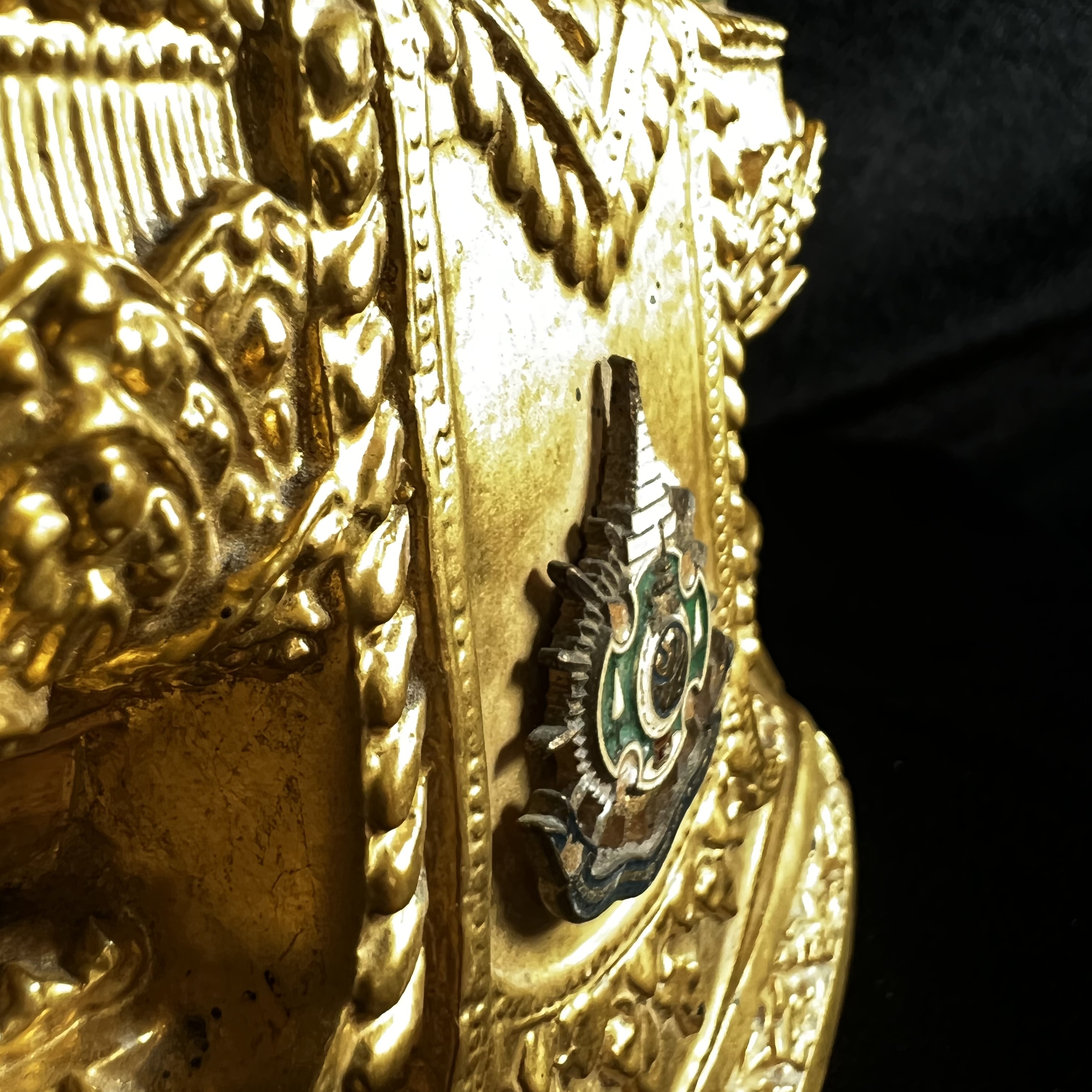 พระพุทธมหามณีรัตนปฏิมากร (จำลอง)พระแก้วมรกต วัดพุทธไทยถาวรวนาราม นครนิวยอร์ก ตรา ภปร. 6รอบ 72พรรษา ในหลวงรัชกาลที่9 ปี2542 ขนาดบูชาหน้าตัก 5นิ้ว หล่อเนื้อโลหะ(ในหลวงรัชกาลที่9 เสด็จเจิมพระสุหร่าย)(1ใน999องค์)