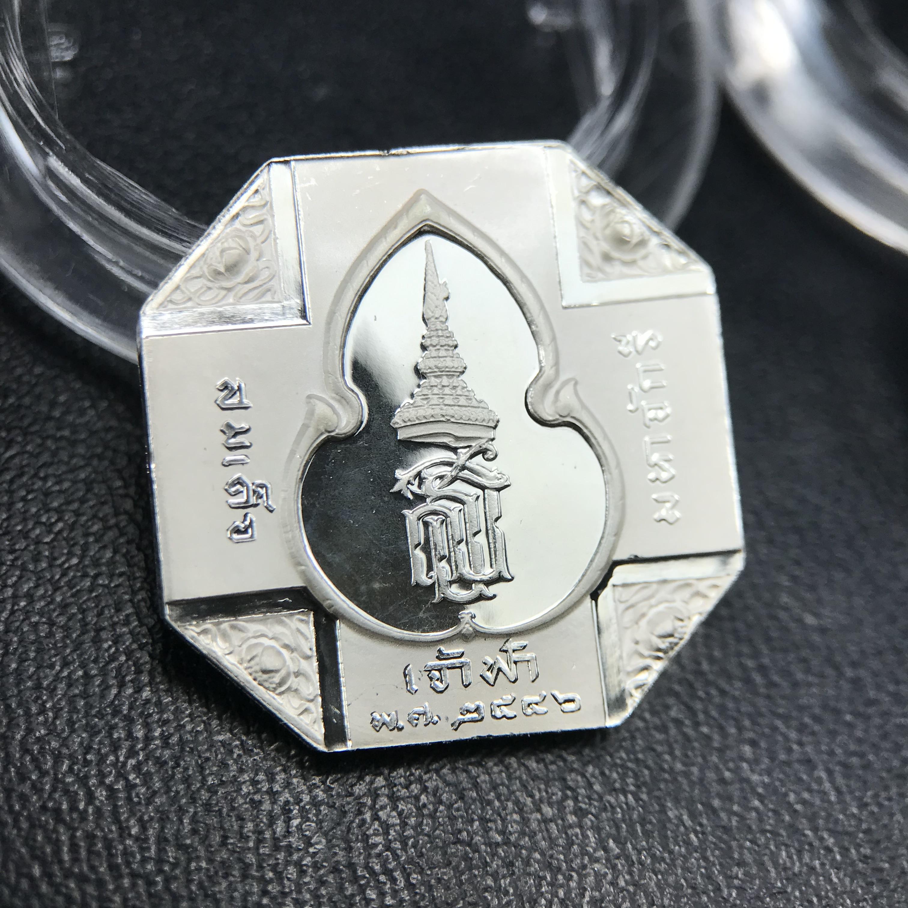 เหรียญหลวงพ่อทวด รุ่นสมเด็จเจ้าฟ้ามหาจักรี 48พรรษา โดยสภากาชาดไทย ปี2546 ชุดเหรียญเนื้อเงิน4ขนาด(ครบชุดพร้อมตลับบรรจุเดิม)พุทธาภิเษก ณ วัดช้างให้ จังหวัดปัตตานี