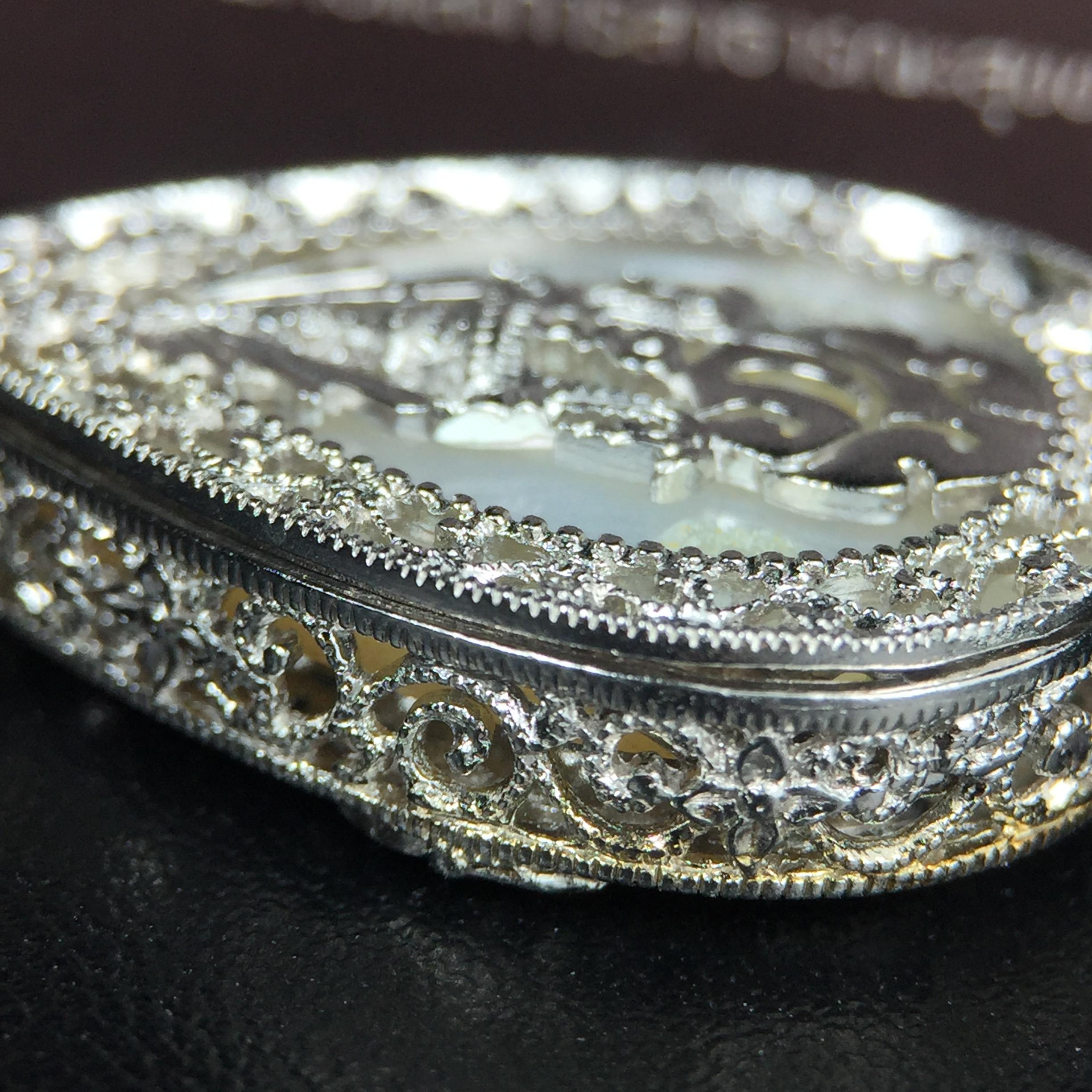 พระพุทธชินราช ภปร. โครงการ "เพราะแผ่นดินนี้ คือ แผ่นดินเกิด" ปี2548(รุ่นแรก) เหรียญทรงหยดน้ำ ขนาด 21 x 31 มม. เนื้อเงินสามกษัตริย์ องค์พระชุบสามกษัตริย์ ล้อมด้วยกรอบเงินชุบทองคำขาวสลักเสลาเป็นลวดลายละเอียดอ่อน ส่วนพื้นองค์พระเป็นเปลือกหอยมุข