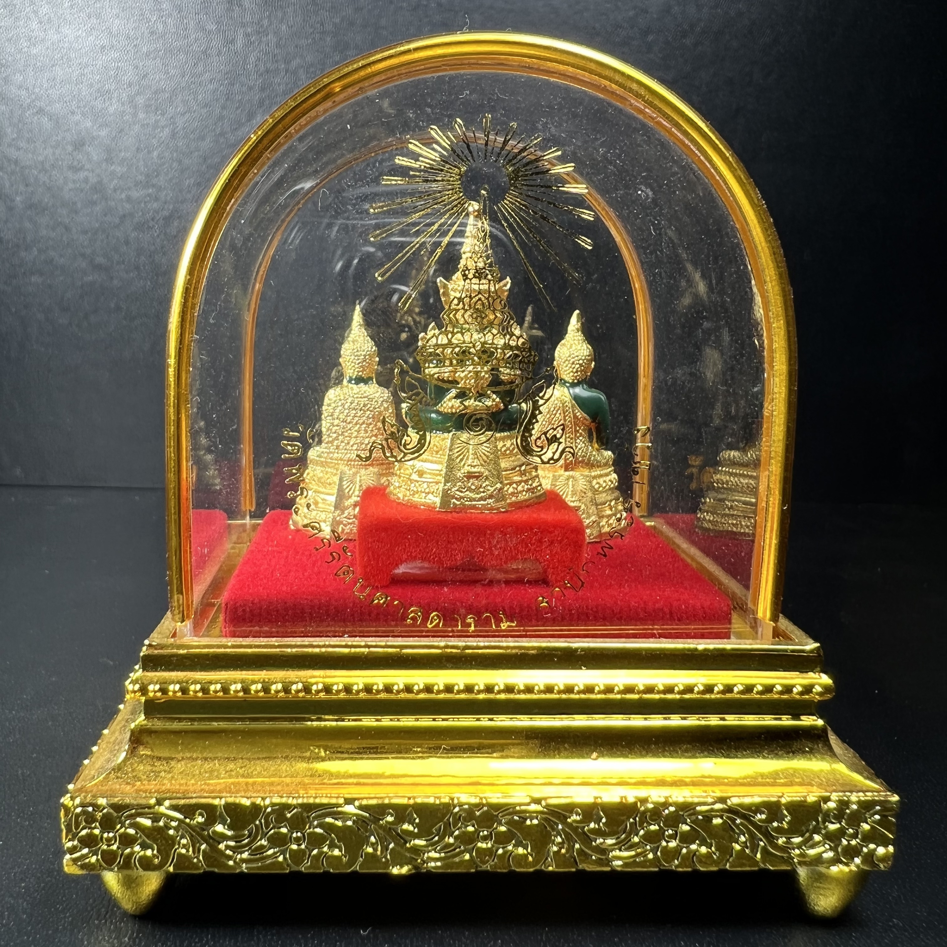 พระพุทธมหามณีรัตนปฏิมากร(พระแก้วมรกต) วัดพระศรีรัตนศาสดาราม สำนักพระราชวัง จัดสร้าง พิมพ์ทรงเครื่อง 3 ฤดู(ร้อน ฝน หนาว) หน้าตัก 1 นิ้วพร้อมครอบตู้เดิม(บรรจุมวลสารใต้ฐาน)