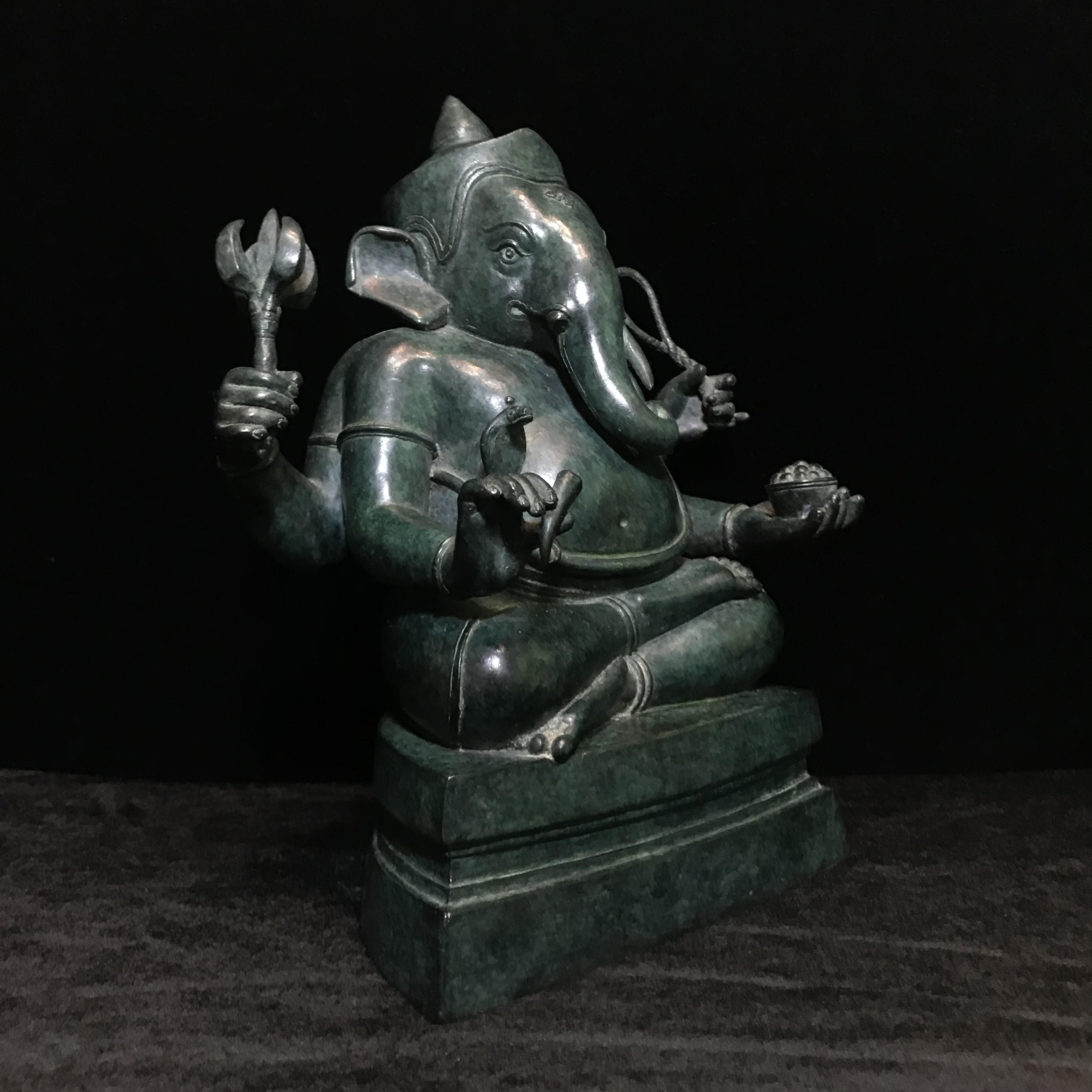 พระพิฆเนศครบรอบ55ปี คณะจิตรกรรม ม.ศิลปากร ปี 2540 เนื้อสำริด สนิมเขียว พาติน่า (Patinas) ขนาด 5x9 นิ้ว เป็นพระพิฆเนศที่งดงามทางด้านศิลปะมาก