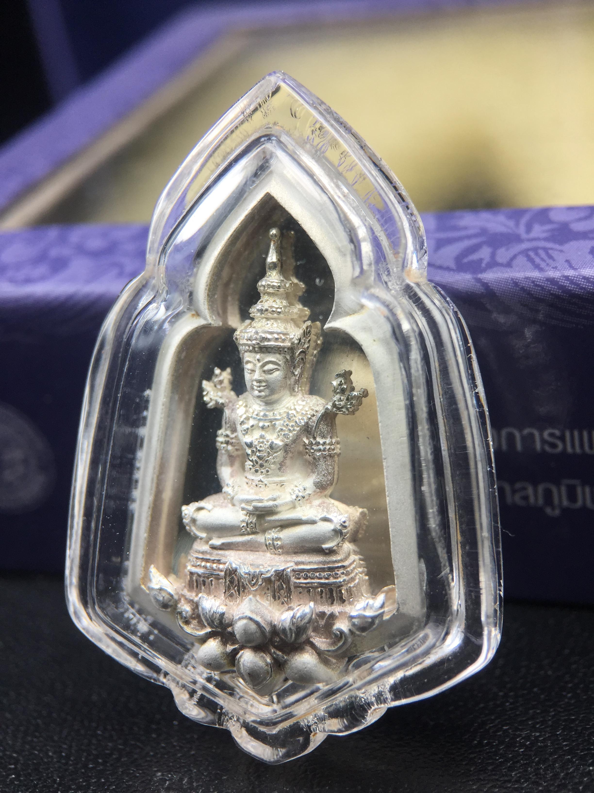 พระแก้วมรกต ภปร. ปี2547 จัดสร้างโดย รพ.ภูมิพลฯ เนื้อเงิน เหรียญทรงซุ้ม งดงามทรงคุณค่าอีกหนึ่งรุ่นยอดนิยม หายาก(1ใน3000องค์)