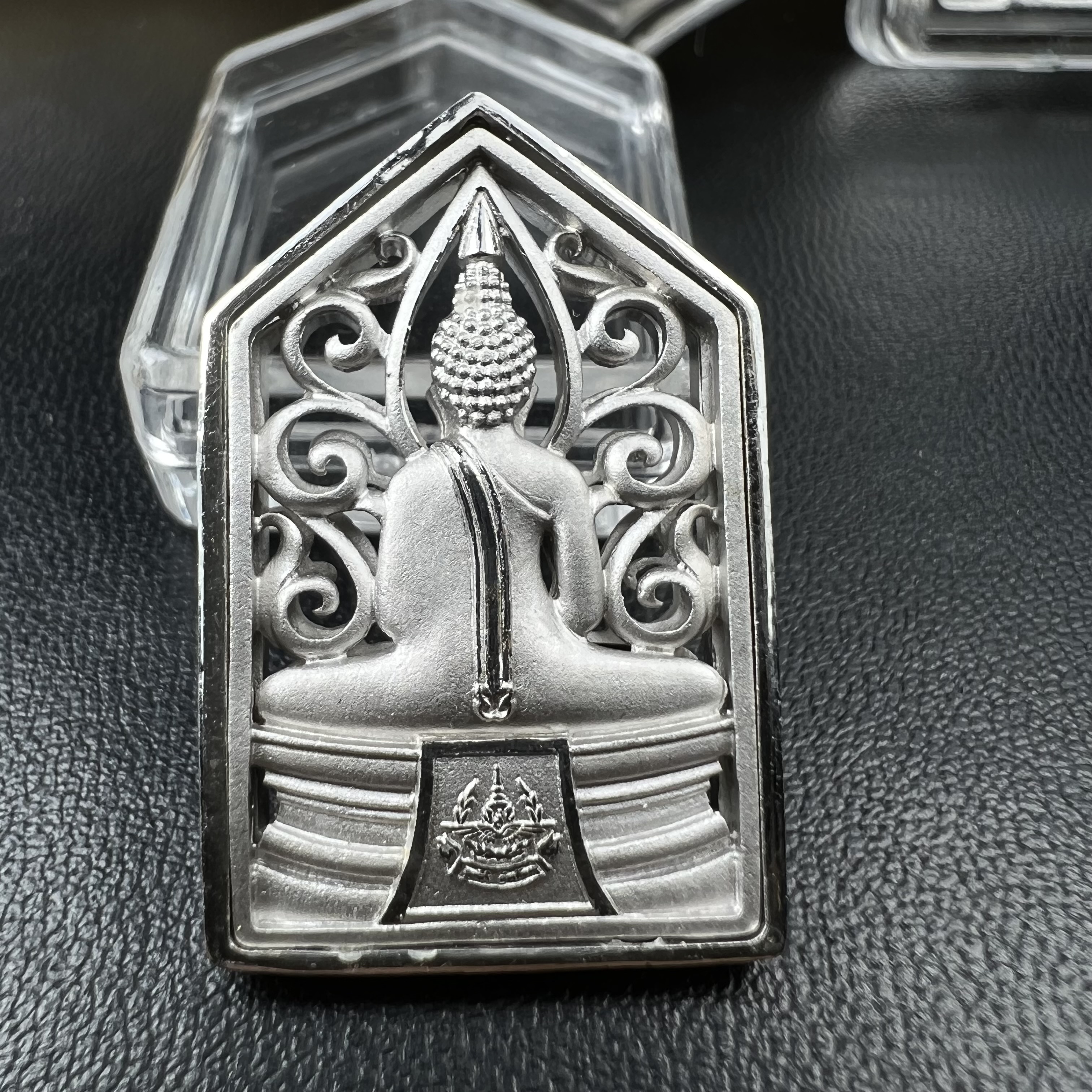 พระพุทธโสธร คุ้มเกล้าฯ ภปร.(ใต้ร่มพระบารมี คุ้มเกล้า) 60ปี รพ.ภูมิพลฯ พ.ศ.2552 เหรียญเนื้อเงิน ชุบทองคำขาว(พิมพ์ รูปอาร์ม+รูปใบมะขาม+รูปห้าเหลี่ยม+รูปสามเหลี่ยม)(1ชุด 4 พิมพ์ ครบทุกแบบที่จัดสร้าง)1 ใน 3000 เหรียญ ครบชุดหายาก