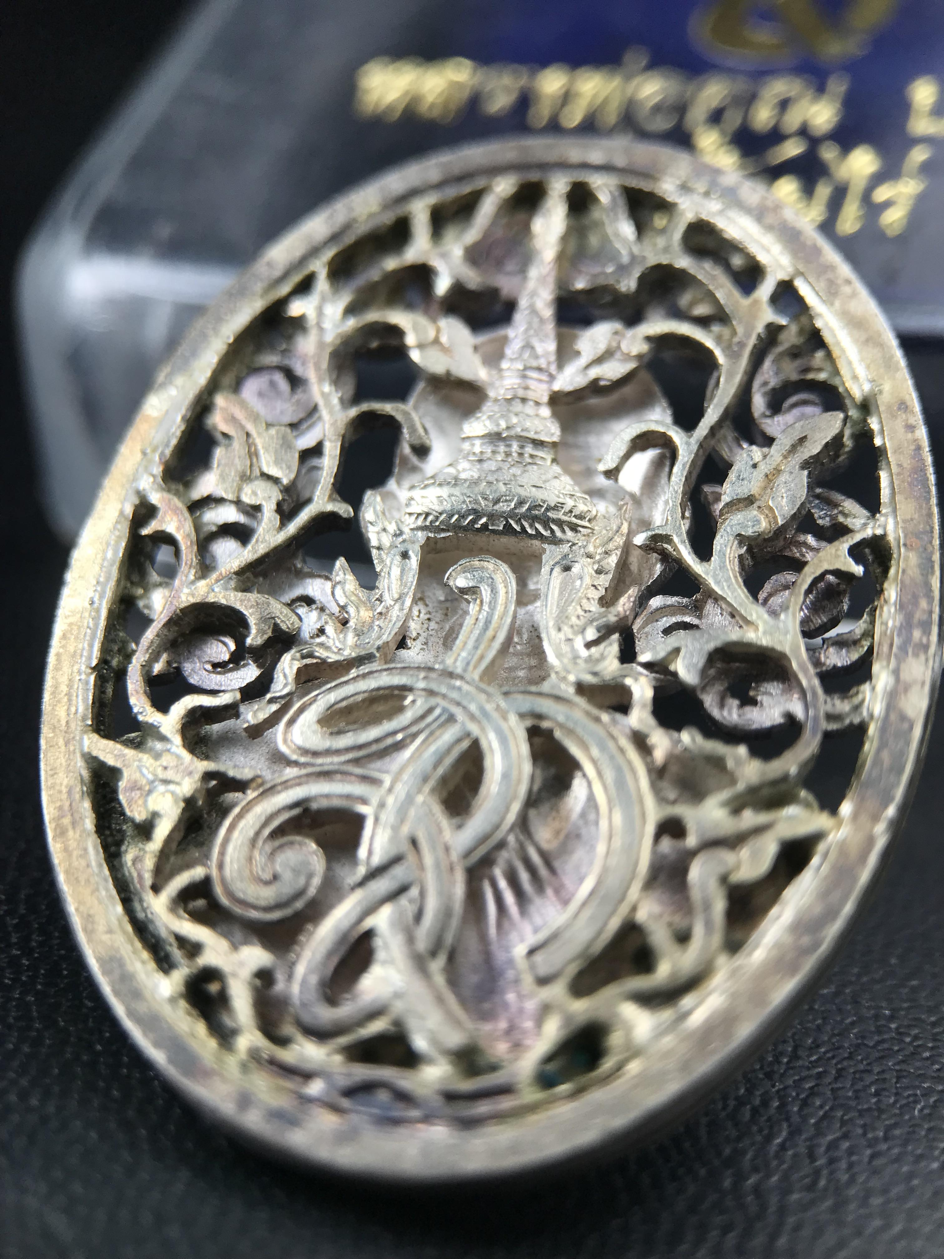 เหรียญหลวงพ่อคูณ ปริสุทโธ วัดบ้านไร่ รุ่น สก. ปี 2536 พิมพ์ลายฉลุ เนื้อเงิน(สวย งดงาม หายาก) งานมหามงคลเฉลิมพระชนมพรรษา 5 รอบ สมเด็จพระบรมราชินีนาถ จัดสร้างโดย กองพลทหารราบที่๒ ทหารเสือราชินี รักษาพระองค์ (พิธีใหญ่ ประวัติชัดเจน อีกหนึ่งรุ่นยอดนิยม)