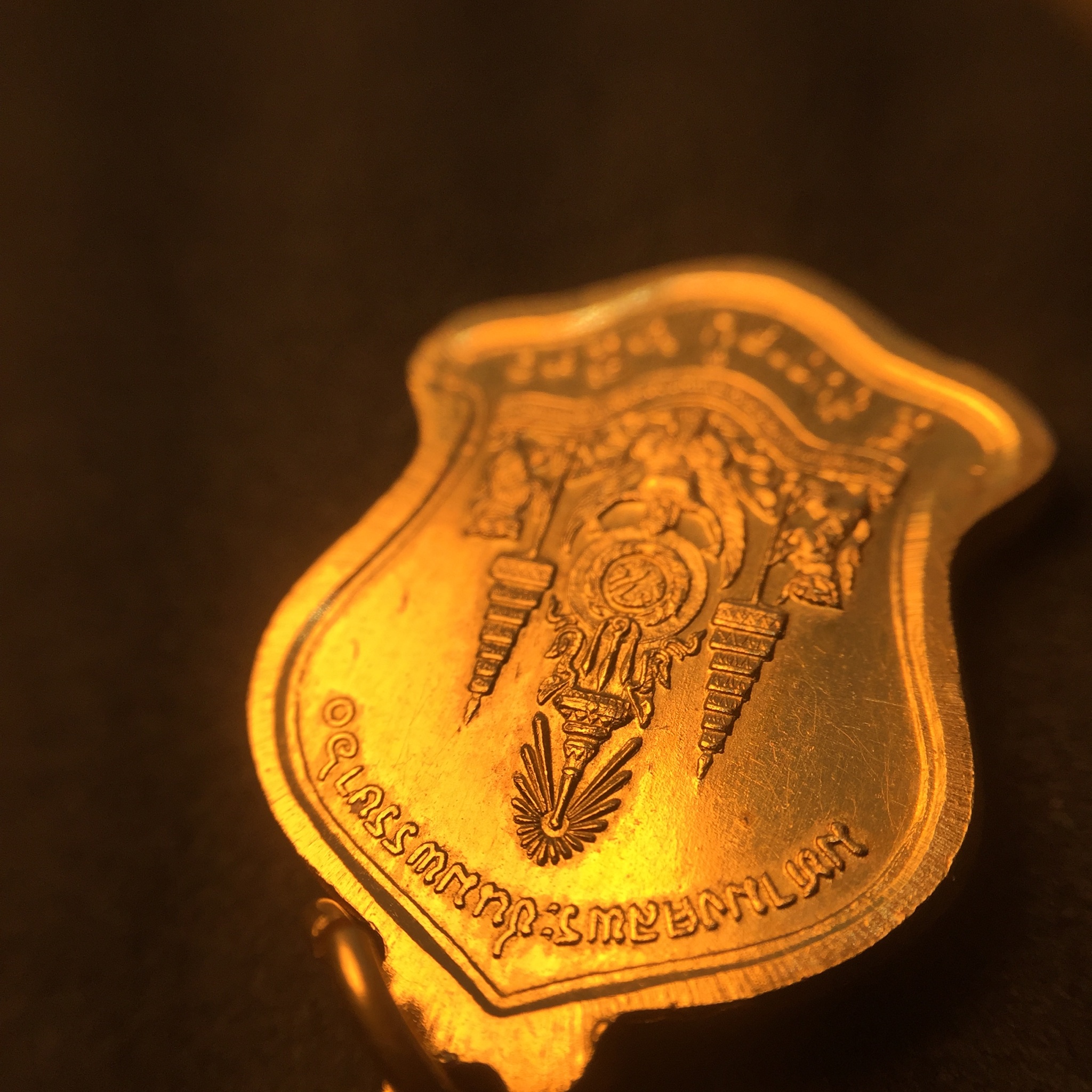 เหรียญที่ระลึกมหามงคลพระชนพรรษา 60 ปี 5 รอบ ปี2530 เนื้อทองคำ พิมพ์เล็ก ทรงเสมา(ระฆังคว่ำ)หายากสร้างน้อย