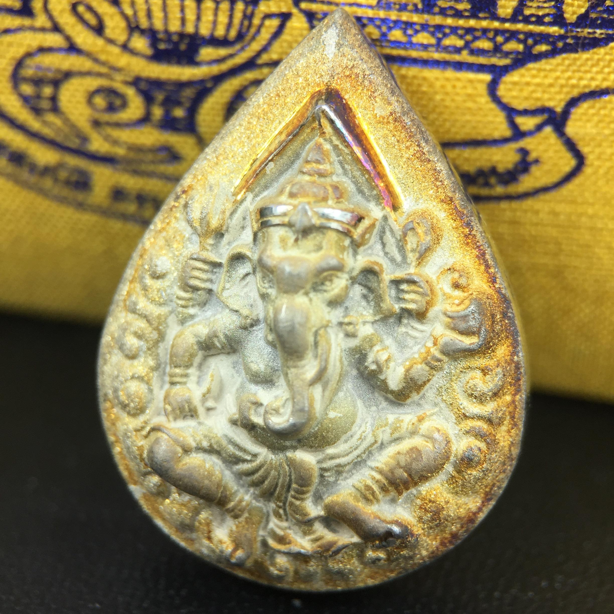 เหรียญพระพิฆเนศวร ญสส. ชุดกาญจนาภิเษกครองราชย์ 50 ปี พุทธศักราช 2538 พิมพ์ใหญ่(2.9 ซม.) เนื้อเงินผิวเดิมขึ้นสีรุ้งงดงามธรรมชาติสร้างสรรค์ สภาพสวยเดิมพร้อมกล่องบรรจุเดิม ตอกโค๊ดหมายเลขกำกับ(1ใน 5539องค์)