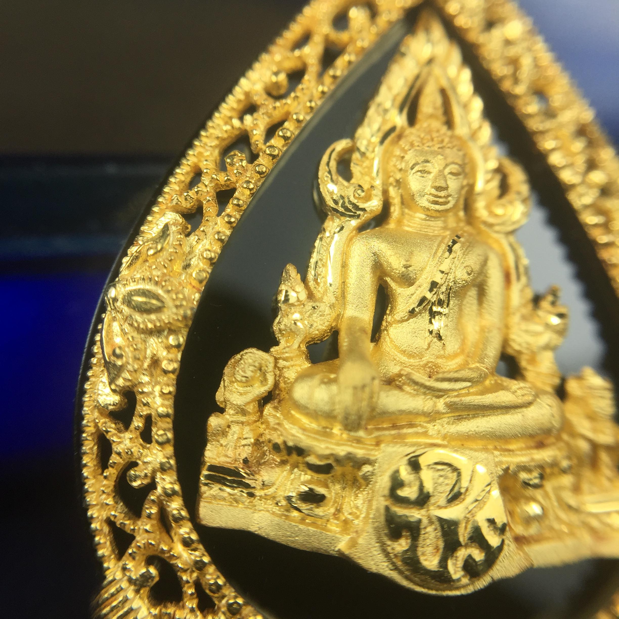 เหรียญพระพุทธชินราช ภปร. รูปหยดน้ำ โครงการ เพราะแผ่นดินนี้คือแผ่นดินเกิด เนื้อทองคำ (นน.รวม 7.3 กรัม) ปี2551 (ขนาด 21 x 29 มม.) (สวยงามหายาก)1ใน 3000องค์