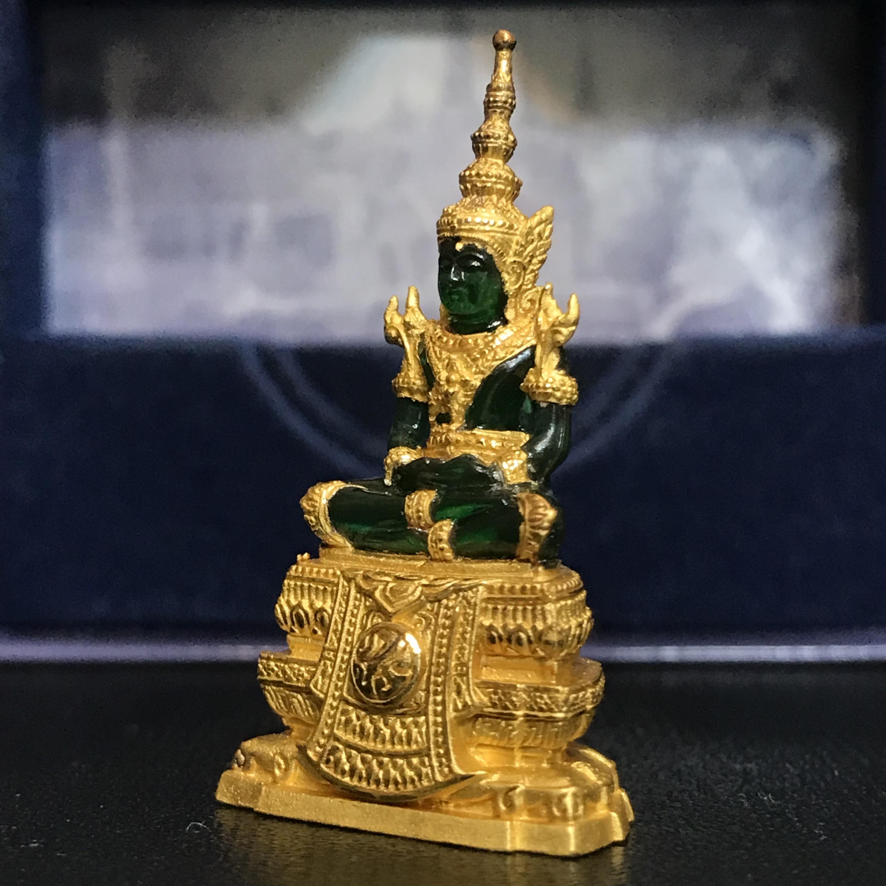 พระแก้วมรกต ภปร. ปี2547 จัดสร้างโดย รพ.ภูมิพลฯ เนื้อเรซิ่นหุ้มทองคำลอยองค์ หน้าตัก 1/2 นิ้ว