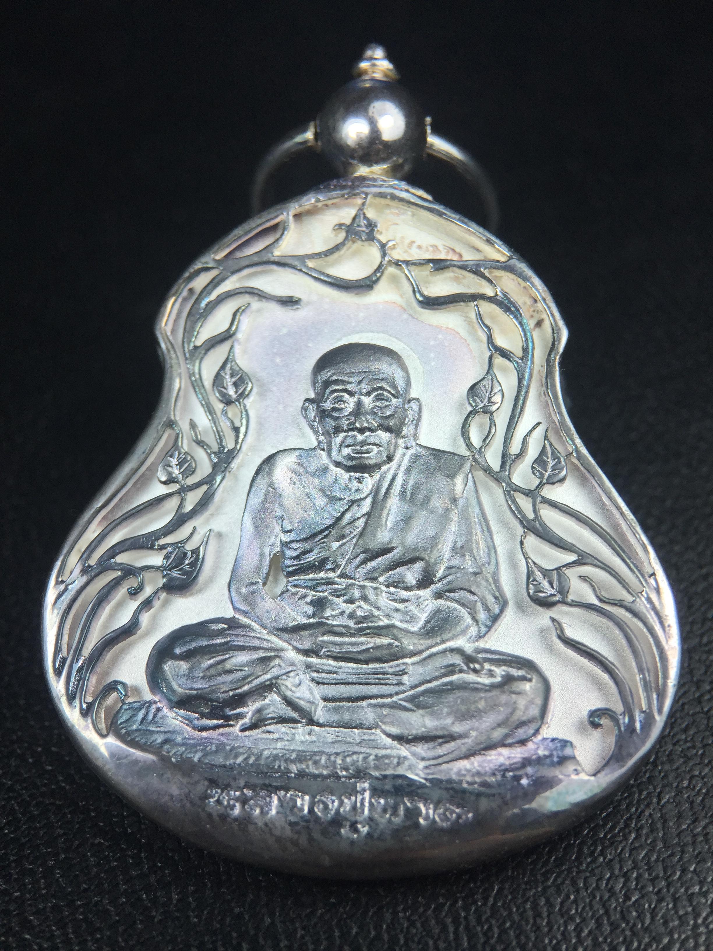 เหรียญหลวงปู่ทวด พระนามาภิไธย สก. แบบงานฉลุโบราณ(HAND MADE) ปี 2544 เนื้อเงิน(ผิวเดิมขึ้นสีรุ้งธรรมชาติสวยมาก) พิธีปลุกเสก ณ อุโบสถวัดช้างให้ และ พิธีมังคลาภิเษก ณ พระอุโบสถ วัดพระศรีรัตนศาสดาราม(วัดพระแก้ว) (1 ใน 2000 เหรียญ)พบเจอน้อยหายากมาก