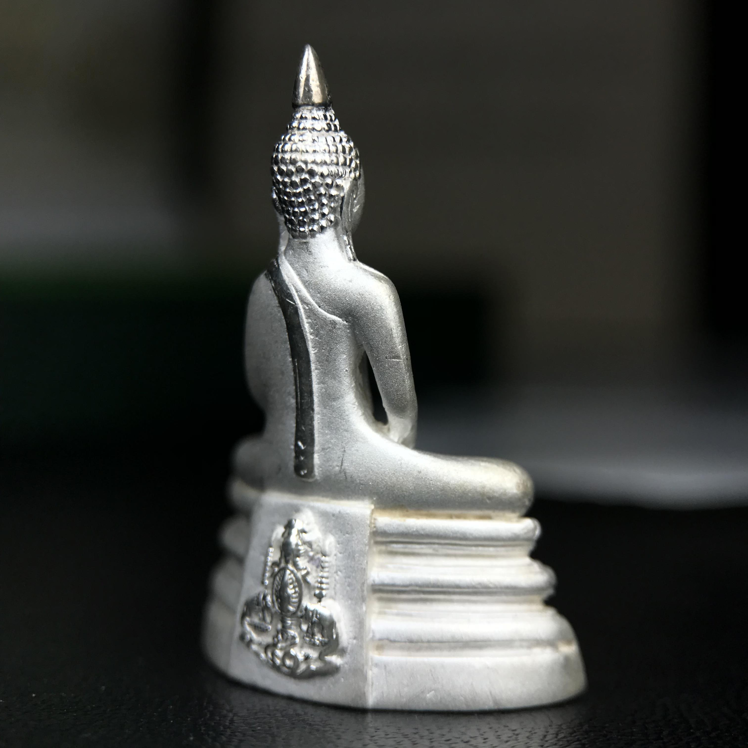 พระพุทธโสธร ภปร. รุ่นย้อนยุค สร้างพระอุโบสถ สมาคมชาวฉะเชิงเทรา จัดสร้าง ปี 2539 วโรกาสครองสิริราชสมบัติครบ 50 ปี เนื้อเงินทรายนวลขัดเงาบางส่วน พร้อมกล่องบรรจุและใบรับรองเดิม