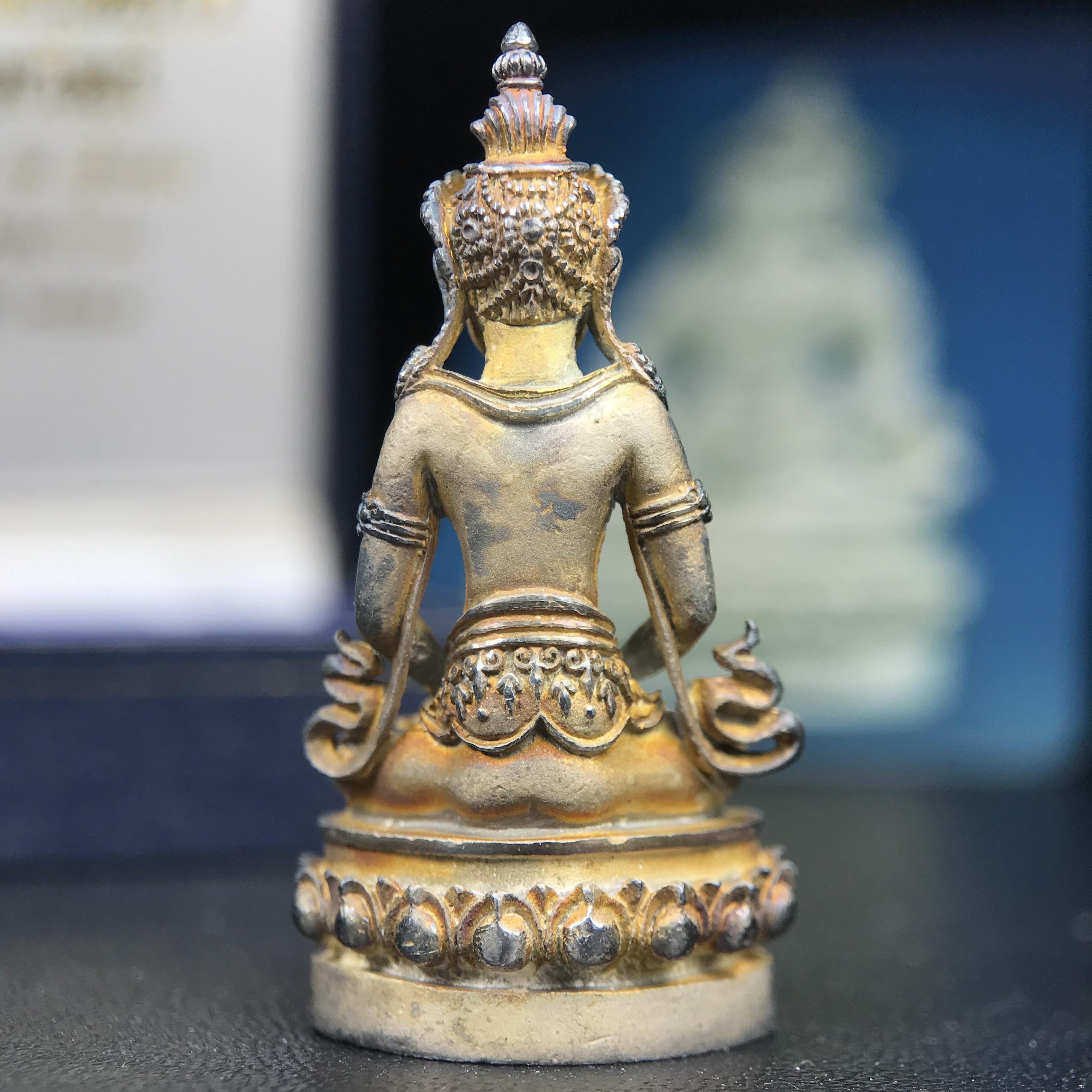 พระกริ่งอวโลกิเตศวร ( เจ้าแม่กวนอิม ) วัดโพธิ์แมนคุณาราม รุ่นอุดมโภคทรัพย์ พ.ศ.2539 เนื้อเงินพ่นทราย(ผิวเดิม ขึ้นสีรุ้งธรรมชาติ แบบนิยม เสน่ห์ของพระเนื้อเงิน) (พร้อมกล่องบรรจุการ์ดใบรับรองเดิมครบ)(อีกหนึ่งรุ่นยอดนิยม พุทธศิลป์สวยงดงาม)หายาก 1 ใน 5000 องค์