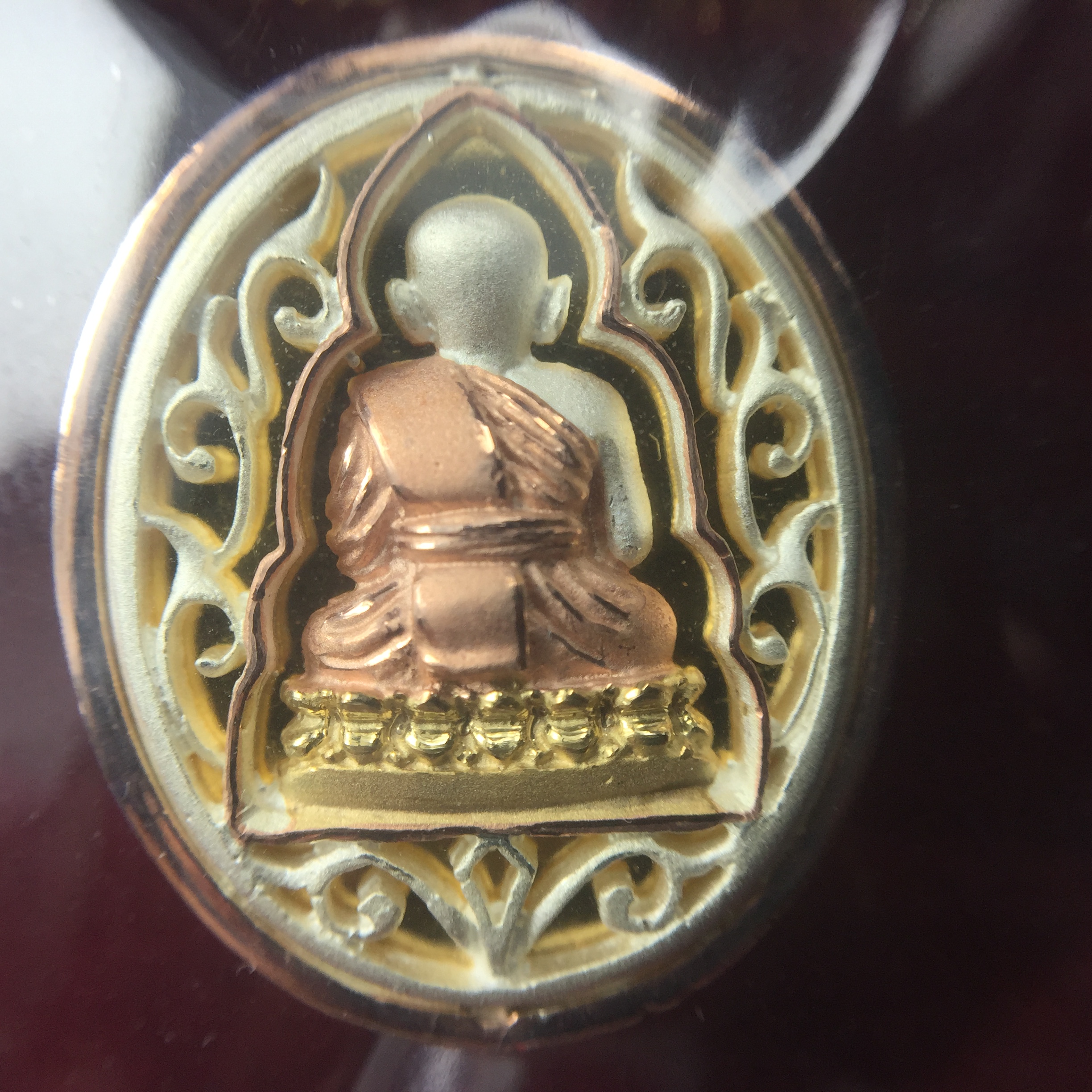 เหรียญหลวงพ่อทวด รุ่นมงคลบารมี วัดประสาทบุญญาวาส ปี 2545 เนื้อเงินสามกษัตริย์ พิมพ์ทรงรูปไข่เล็ก(ขนาด 2.0*1.8 ซม.)ฉลุลายฉากพี้นหลังสีทองสวยงาม ตอกโค๊ตมีหมายเลข พร้อมกล่องบรรจุเดิม