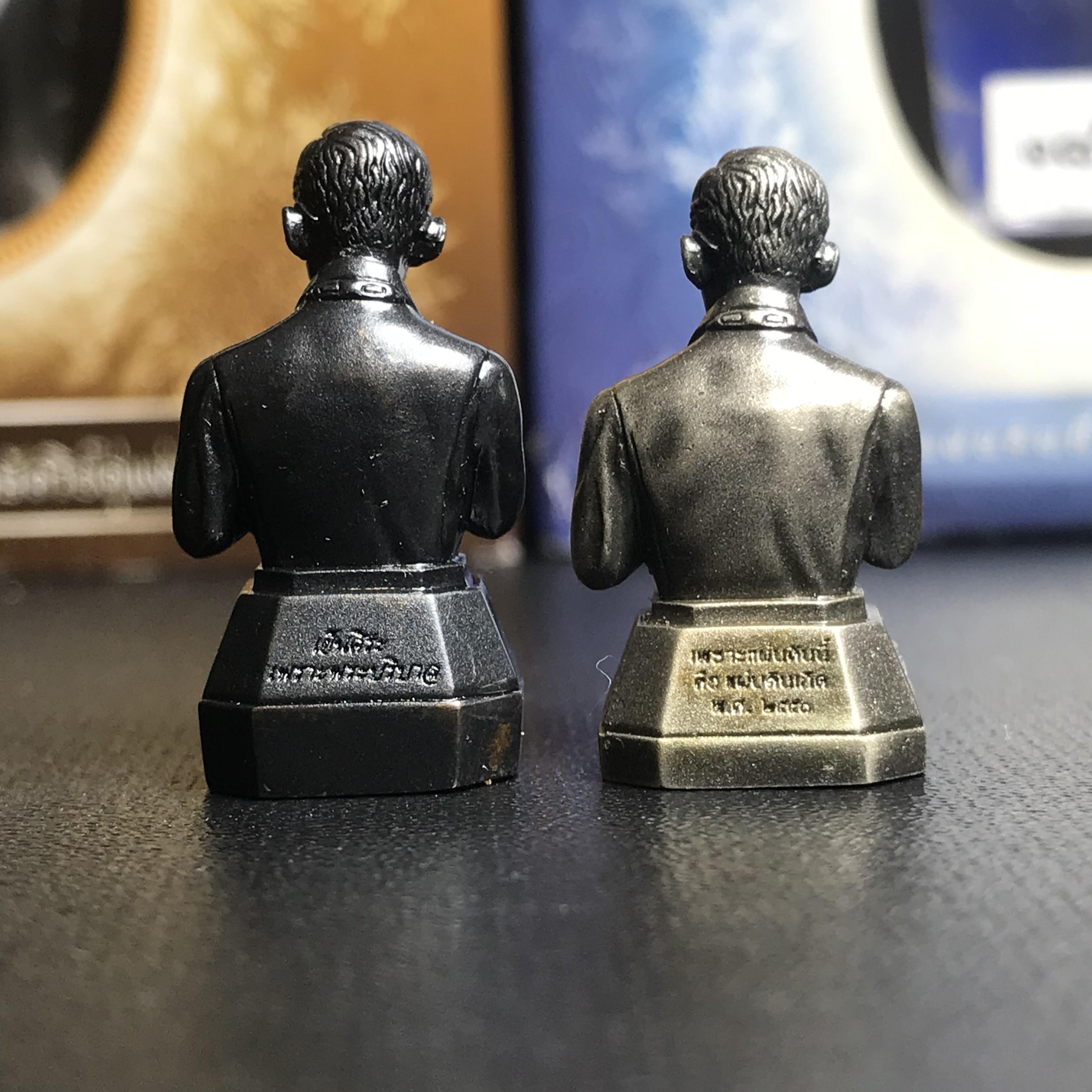 พระบรมรูปพระบาทสมเด็จพระเจ้าอยู่หัว(ทรงงาน)ตราสัญลักษณ์ 80 พรรษา รุ่นเย็นศิระเพราะพระบริบาลปี2550 เนื้อนวโลหะ+พระบรมรูปพระบาทสมเด็จพระเจ้าอยู่หัว(ทรงงาน)ตรา ภ.ป.ร. รุ่นเพราะแผ่นดินนี้คือแผ่นดินเกิด ปี2551 ขนาดสูง 1 นิ้ว เนื้อบรอนซ์ชุบเงินรมดำ(รวม2องค์)