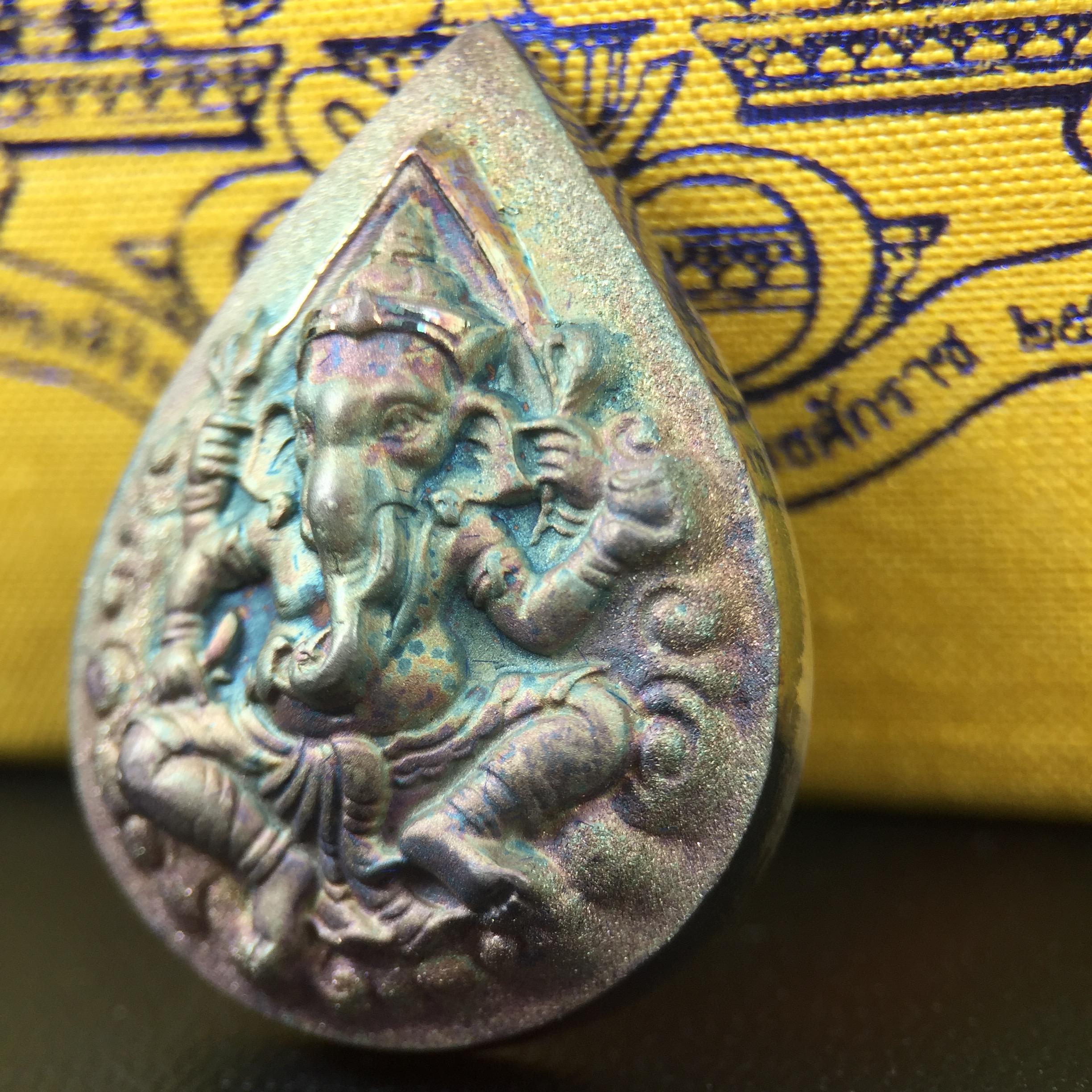 เหรียญพระพิฆเนศวร ญสส. ชุดกาญจนาภิเษกครองราชย์ 50 ปี พุทธศักราช 2538 พิมพ์ใหญ่(2.9 ซม.) เนื้อเงินผิวเดิมกลับดำขึ้นสีรุ้งเข้มขลังงดงามธรรมชาติสร้างสรรค์ สภาพสวยเดิมพร้อมกล่องบรรจุเดิม ตอกโค๊ดหมายเลขกำกับ(1ใน 5539องค์)