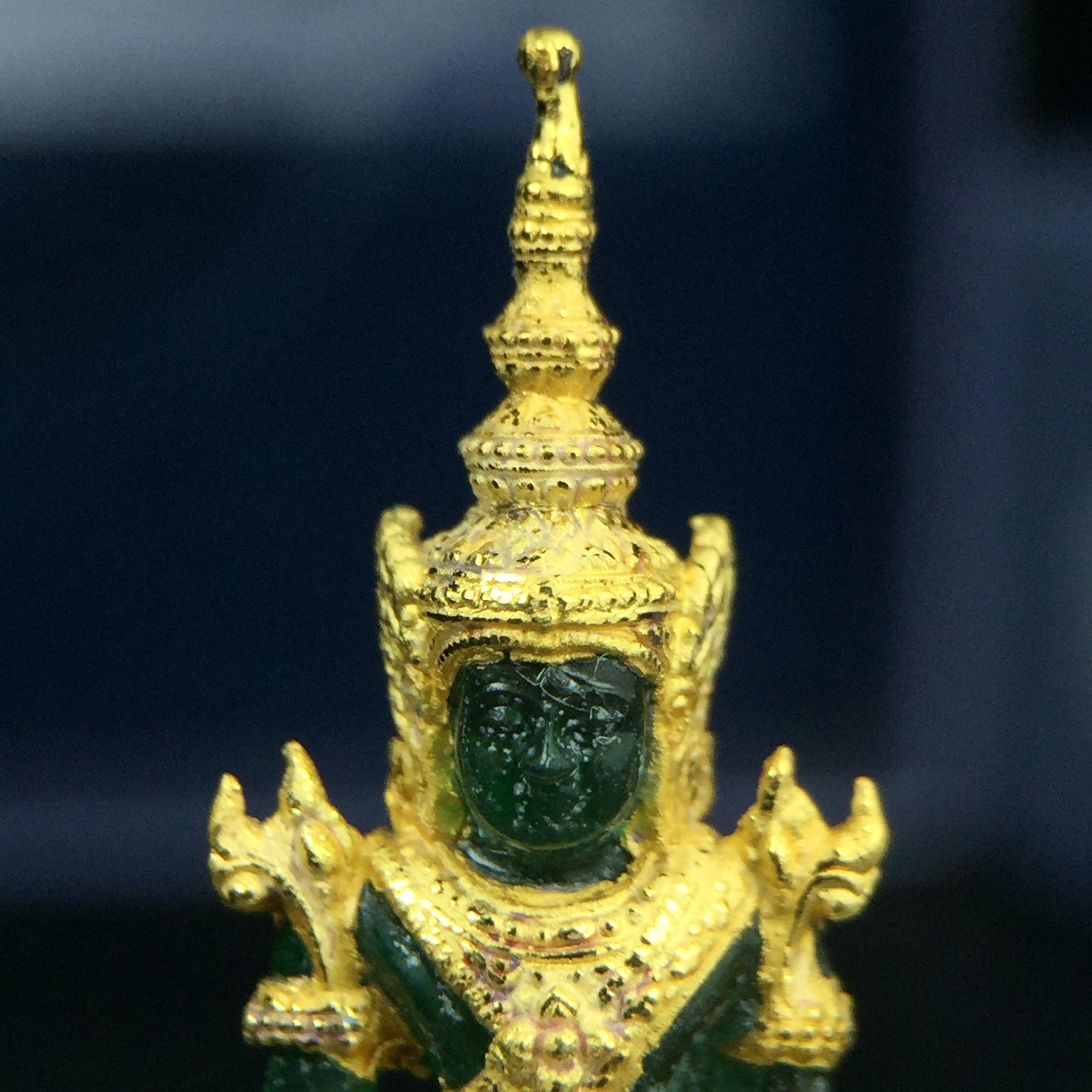 พระแก้วมรกต ภปร. จัดสร้างโดย รพ.ภูมิพลฯ ปี2547 ลอยองค์ขนาดหน้าตัก 1/2 นิ้ว เนื้อเรซิ่นหุ้มทองคำ99.99 งดงามทรงคุณค่าอีกหนึ่งรุ่นยอดนิยม หายาก