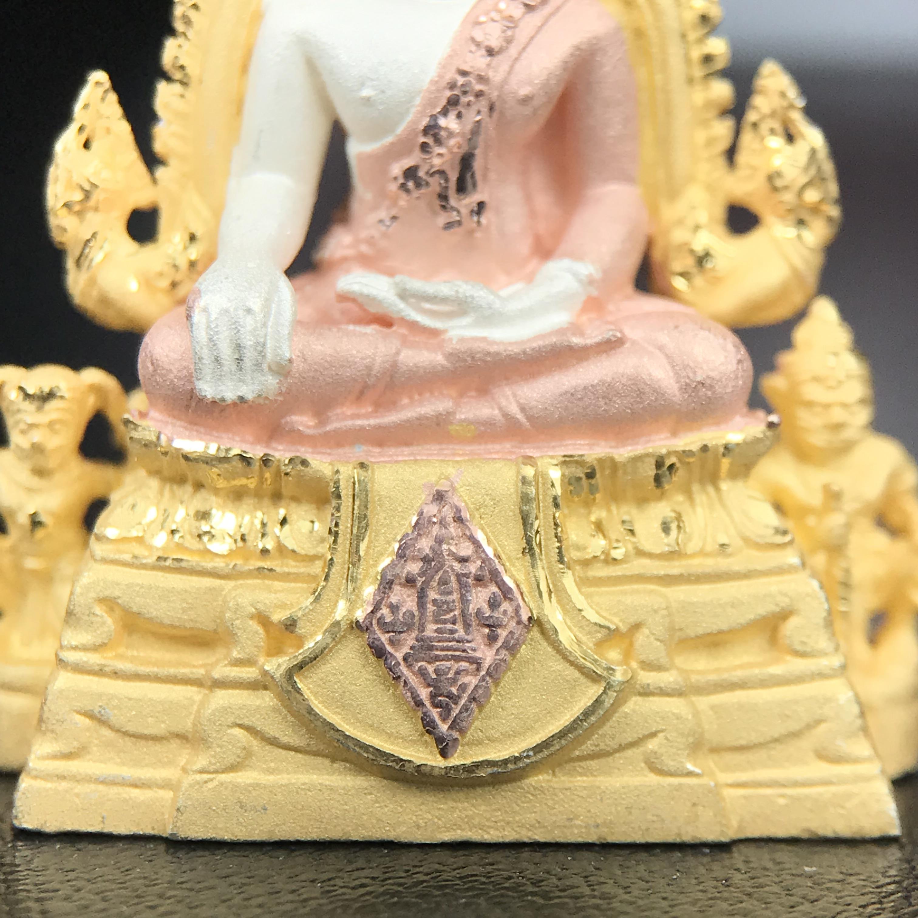 พระพุทธชินราช รุ่น ประวัติศาสตร์ มูลนิธิเพื่อตำรวจไทยจัดสร้าง ปี 2562 เนื้อเงินชุบสามกษัตริย์ขัดเงา พิมพ์พระพุทธชินราช ลอยองค์ แบบจิวเวอร์รี่(ขนาดสูง 3.5 ซม.) (สภาพ สวย ซีนซองเดิม กล่องบบรรจุเดิมครบสมบูรณ์)1 ใน 1999 องค์)