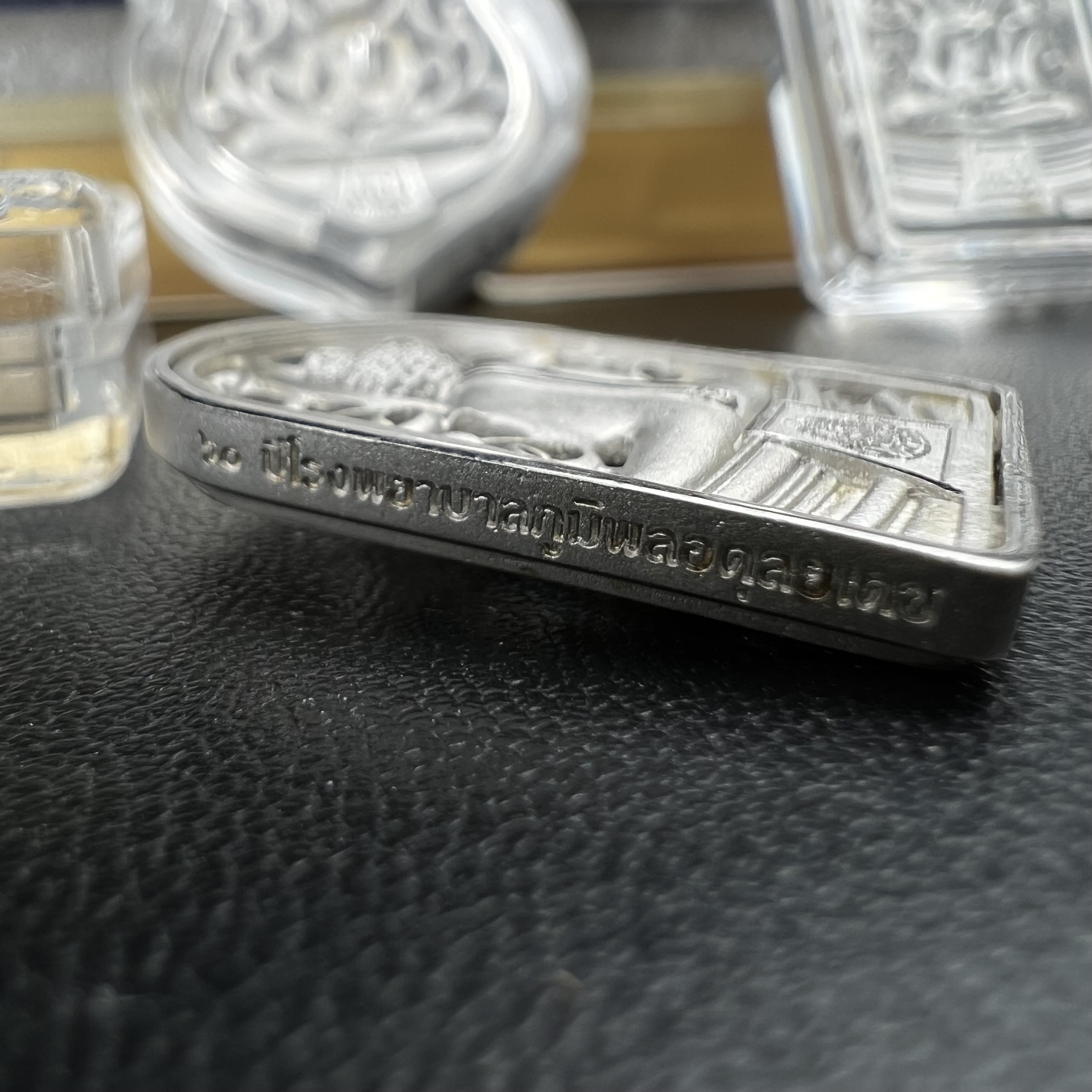 พระพุทธโสธร คุ้มเกล้าฯ ภปร.(ใต้ร่มพระบารมี คุ้มเกล้า) 60ปี รพ.ภูมิพลฯ พ.ศ.2552 เหรียญเนื้อเงิน ชุบทองคำขาว(พิมพ์ รูปอาร์ม+รูปใบมะขาม+รูปห้าเหลี่ยม+รูปสามเหลี่ยม)(1ชุด 4 พิมพ์ ครบทุกแบบที่จัดสร้าง)1 ใน 3000 เหรียญ ครบชุดหายาก