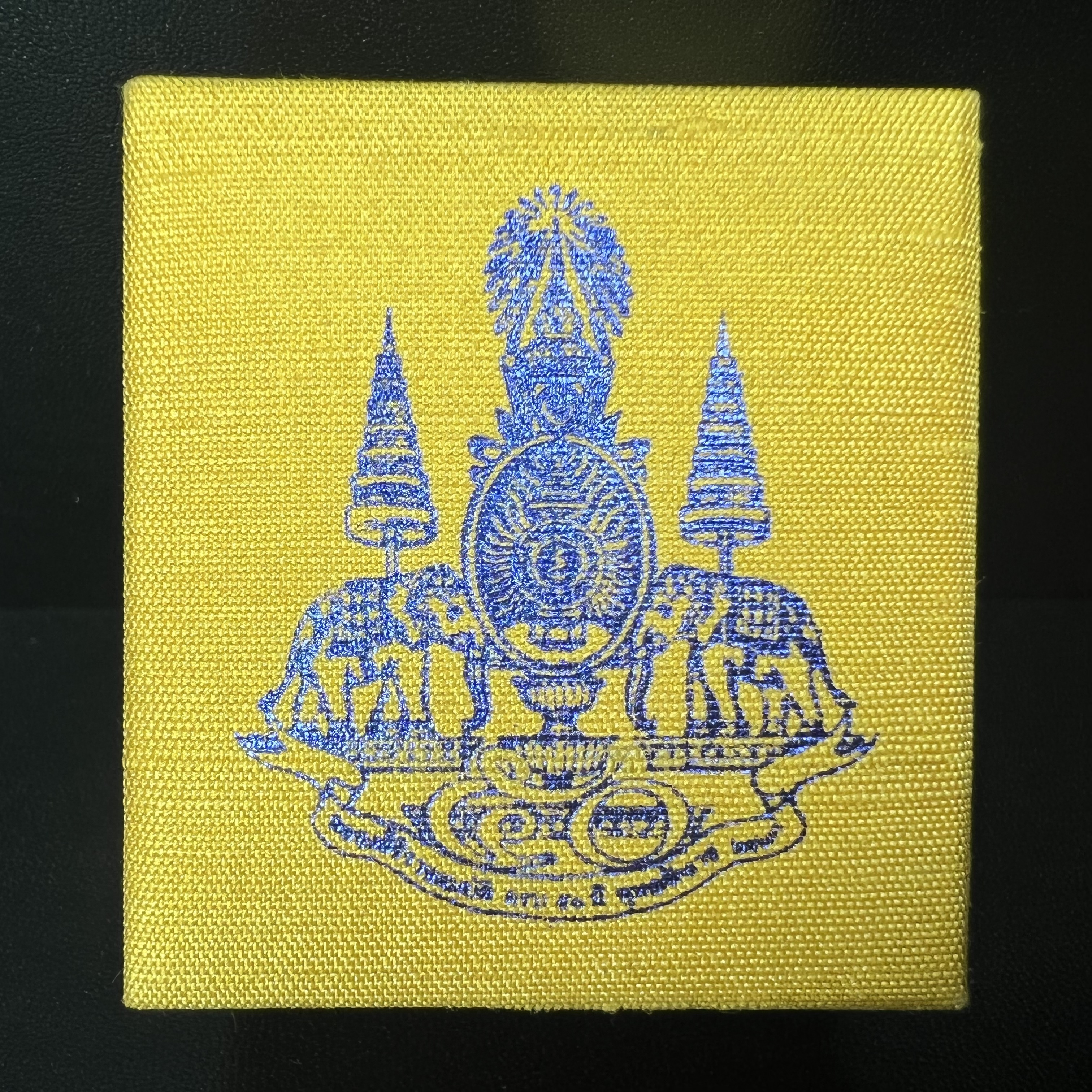 เหรียญพระพิฆเนศวร ญสส. ชุดกาญจนาภิเษกครองราชย์ 50 ปี พุทธศักราช 2538 พิมพ์เล็ก(1.9 ซม.) เนื้อเงินผิวเดิมกลับดำเข้มขลังงดงามธรรมชาติ สภาพสวยเดิมพร้อมกล่องบรรจุเดิม ตอกโค๊ดหมายเลขกำกับ(1ใน1000องค์)