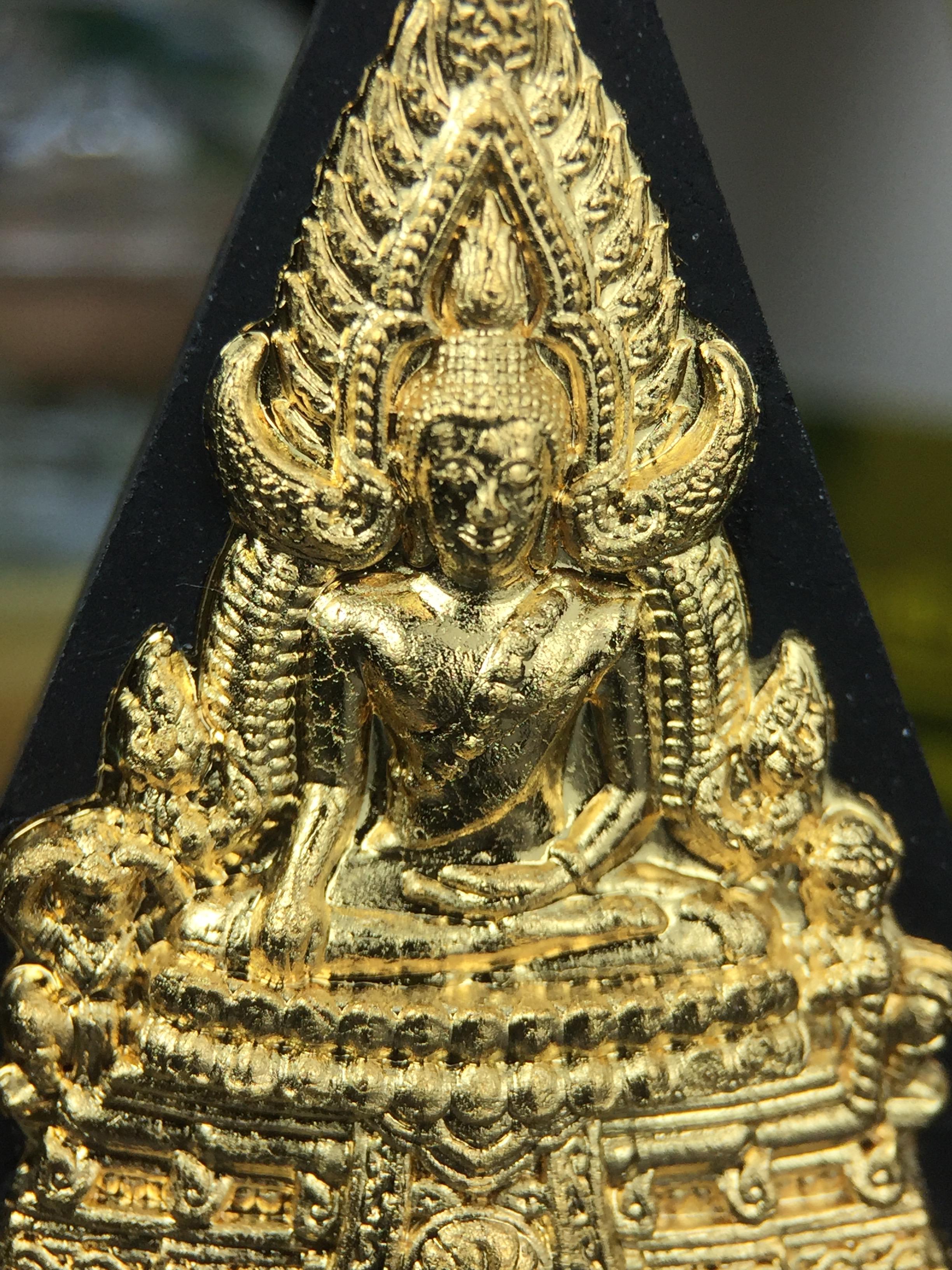 พระพุทธชินราช(จำลอง)ภปร. 84พรรษา เนื้อผงปิดทองด้านหน้า หลัง ภ.ป.ร. ยิงทอง(พระราชทานมวลสาร จิตรลดาและเส้นพระเจ้า ร.9(เส้นผม))ทรงคุณค่าอีกหนึ่งรุ่นยอดนิยม