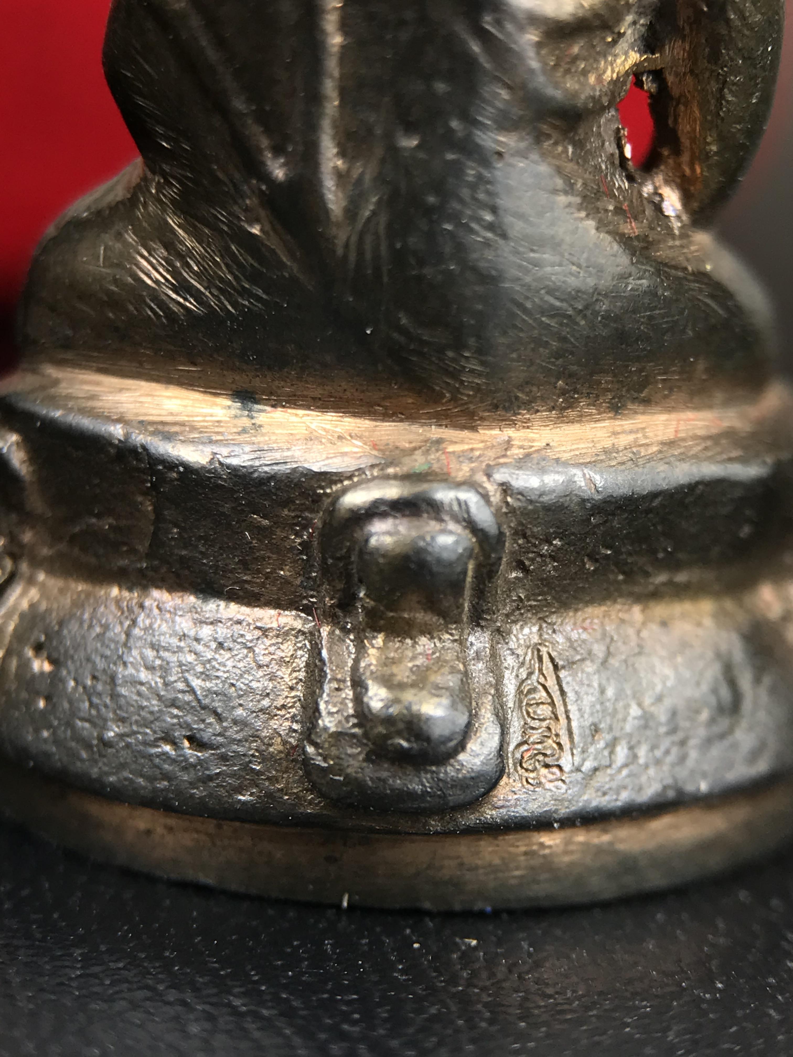 พระกริ่ง-พระชัยวัฒน์ ปวเรศ วัดบวรนิเวศวิหาร ปี 2530 พระบาทสมเด็จพระเจ้าอยู่หัวรัชกาลที่ 9 เจริญพระชนมพรรษา 5 รอบนักษัตริย์(ในหลวง ร.9 เสด็จเททอง)(บรรจุผงจิตรลดาเส้นเกศาในหลวงรัชกาลที่9)พร้อมสูจิบัตรเดิมตอนจัดสร้าง(สภาพสวยครบสมบูรณ์))พิธีใหญ่ รุ่นยอดนิยม