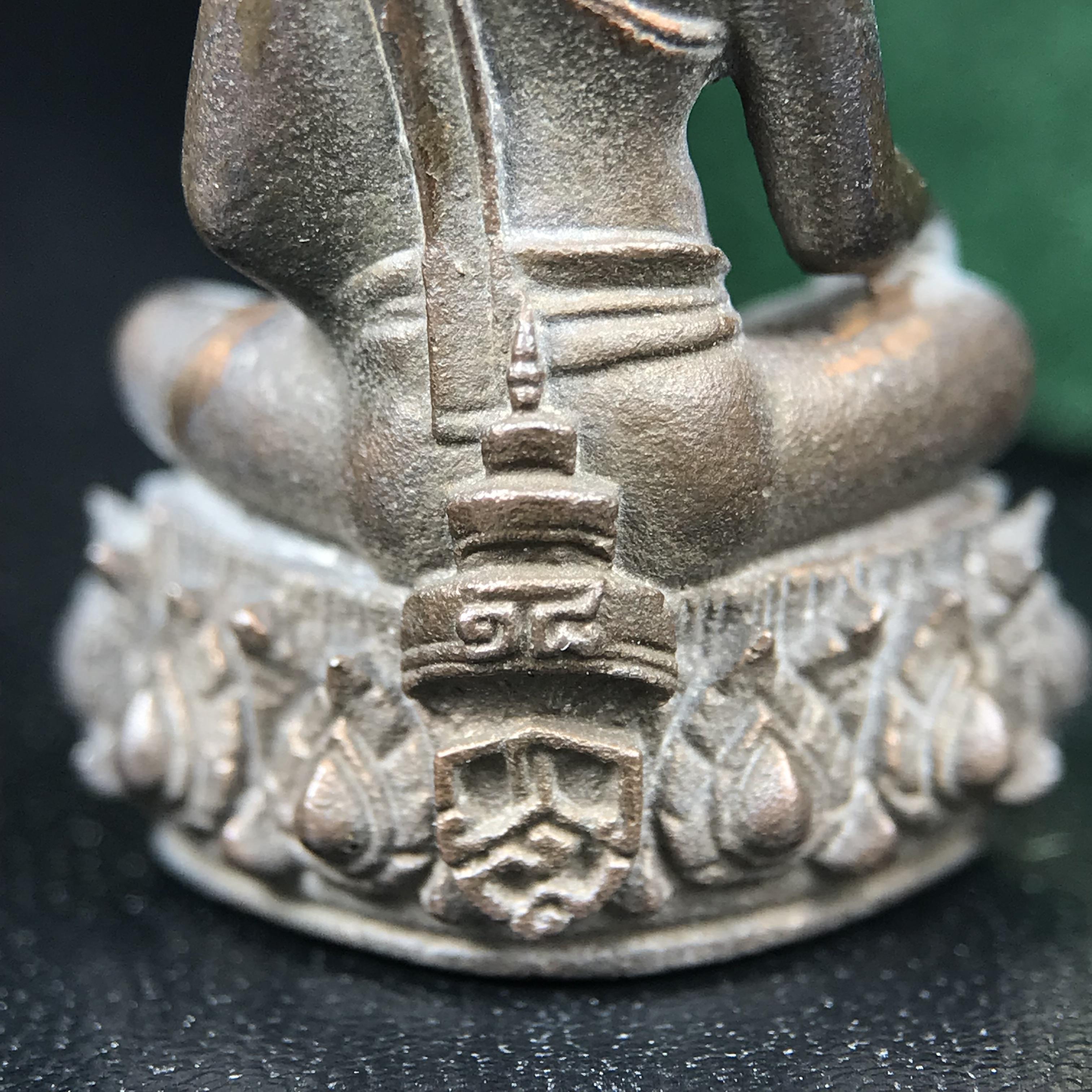 พระกริ่งวาสนา(รุ่นแรก) 80 พรรษา สมเด็จพระสังฆราช (วาสน์) วัดราชบพิธฯ ปี2521 เนื้อนวโลหะ(ตอกโค๊ตพระปิดตา) โดยมีหลวงปู่โต๊ะ วัดประดู่ฉิมพลีร่วมปลุกเสก พร้อมกล่องบรรจุเดิม(รุ่นแรก คอตั้งตรงได้สัดส่วน หายาก)