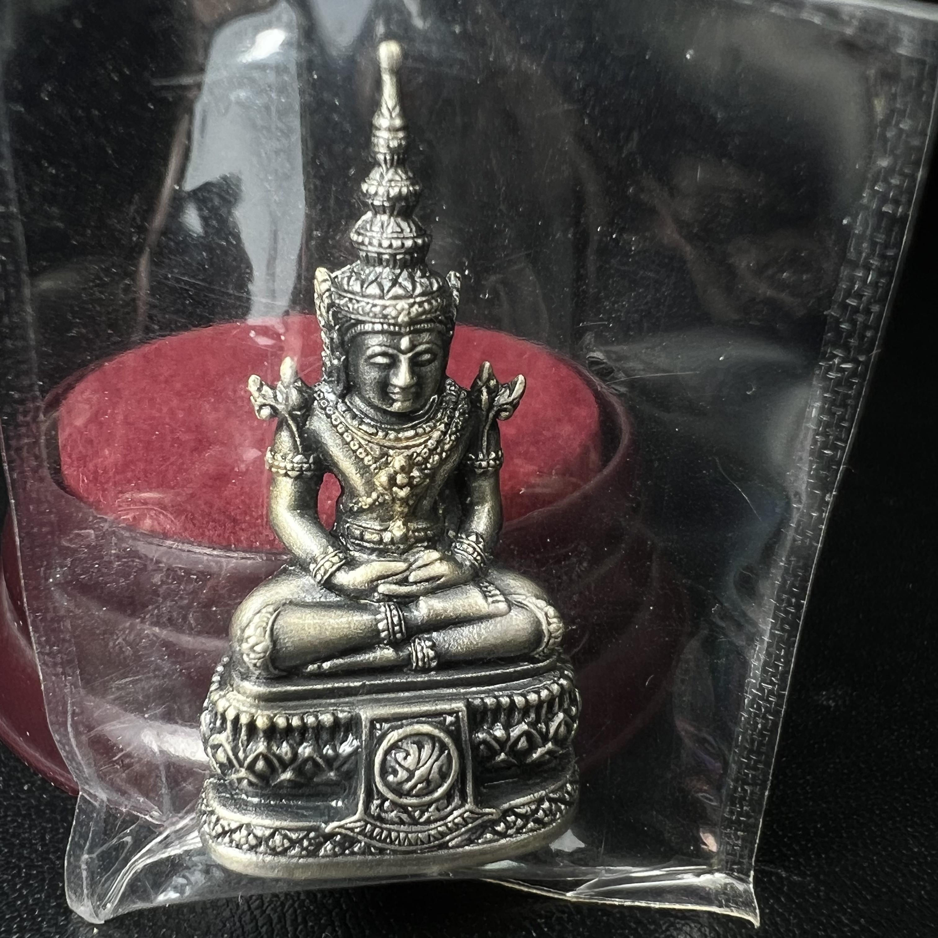 พระแก้วมรกต ภปร.(รุ่นแรก) ปี2545 รุ่นฉลองกรุงรัตนโกสินทร์ครบ 220 ปี พิมพ์ลอยองค์ใหญ่ เนื้ออัลปาก้า ชุบเงินลงดำ ขนาด 19*35 มม. พร้อมครอบตั้งโชว์เดิม องค์พระซีนซองเดิม สวยครบสมบูรณ์