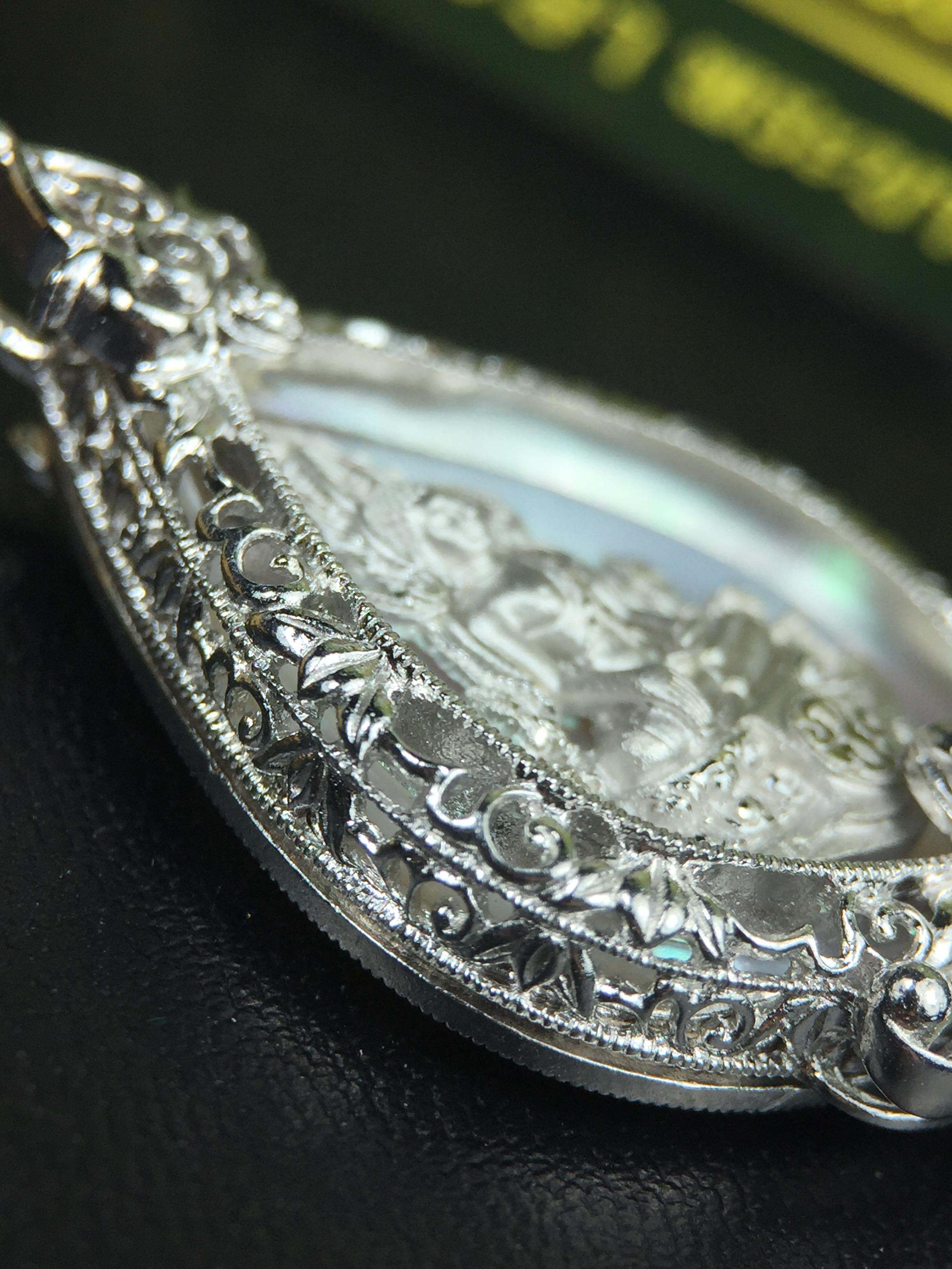 พระพุทธชินราช(จำลอง) ภปร. 84 พรรษา ทรงหยดน้ำ เนื้อเงินชุบทองคำขาว ขนาด 20*36 มม. (พระราชทานมวลสาร จิตรลดาและเส้นพระเจ้า(เส้นผม)รัชกาลที่9)พุทธศิลป์ทรงคุณค่าอีกหนึ่งรุ่นยอดนิยม งดงาม ทรงคุณค่า หายาก