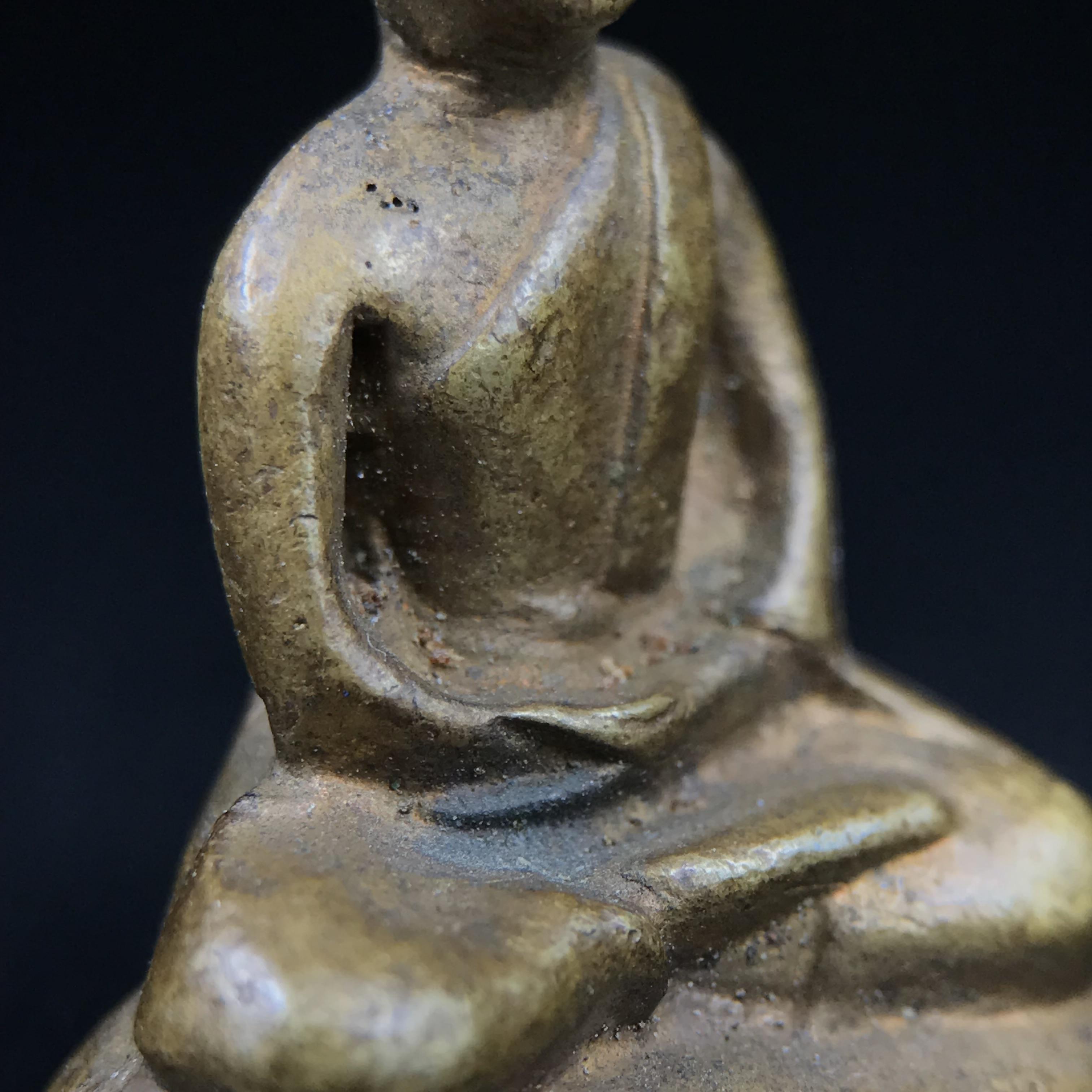 พระกริ่งฝีพระหัตถ์สมเด็จย่า ขนาดห้อยบูชาขนาดเล็ก จัดสร้างขึ้นเนื่องในวาระครบ 6 รอบ เมื่อวันที่21 ตุลาคม พ.ศ.2515(ในหลวงรัชกาลที่ 9 เสด็จพระราชดำเนินทรงเททอง)ปลุกเสกยิ่งใหญ่ เกจิ 108 รูป ร่วมปลุกเสก คัดสภาพสวยแบบนี้พบเจอน้อยมาก หมายเลขต้นๆหลักร้อย หายากมาก