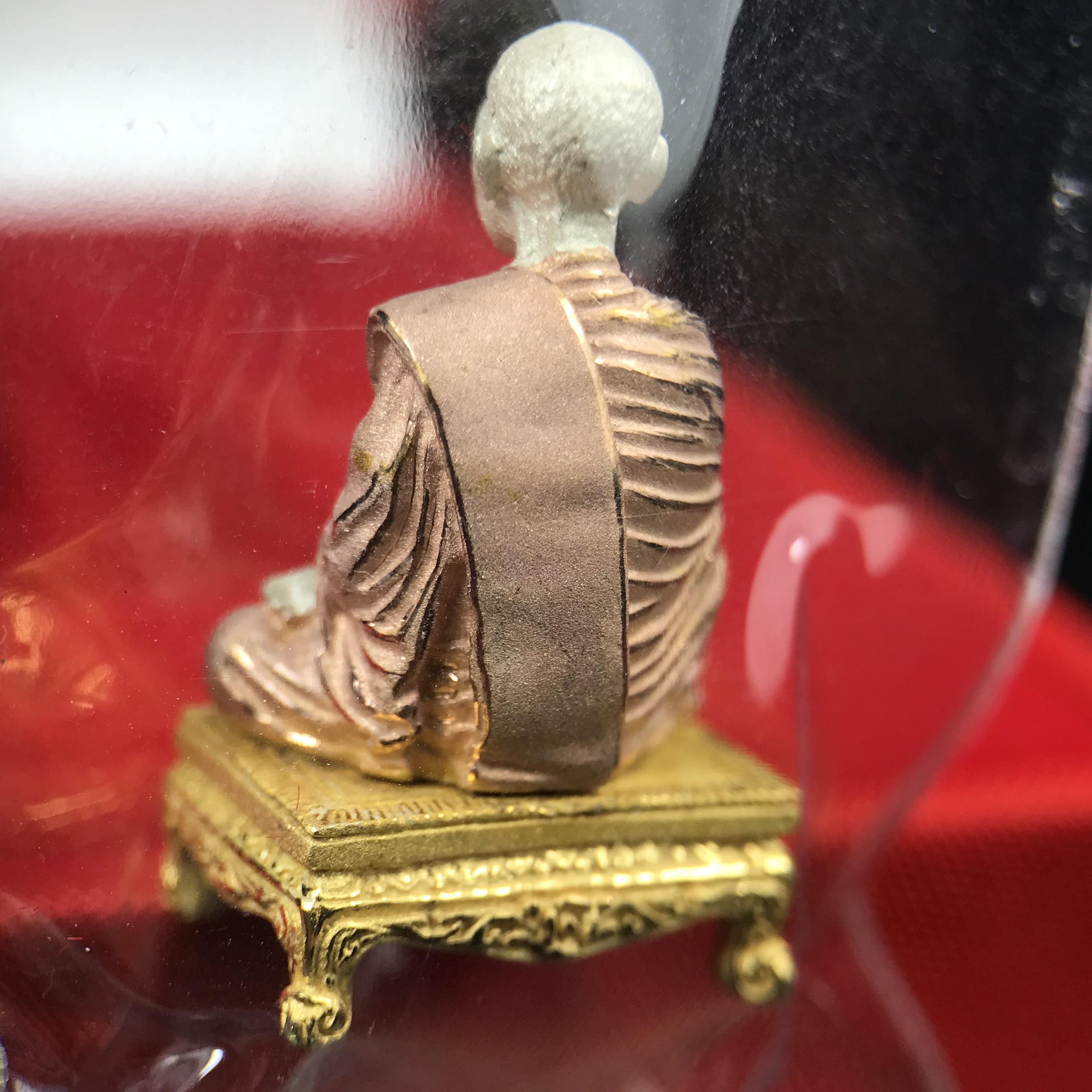 สมเด็จพุฒาจารย์ (โต พรหมรังสี) อนุสรณ์ 128 ปี สมเด็จพระญาณสังวร สมเด็จพระสังฆราช ทรงเมตตาอธิฐานจิต ปี 2543 มหาพุทธาภิเษก 3วาระ รูปเหมือนลอยองค์พิมพ์ใหญ่เนื้อเงินสามกษัตริย์ ขนาด 1.5 x 2.5 ซม. ทรงคุณค่าทั้งด้านความงานด้านพุทธศิลป์ และพุทธคุณ