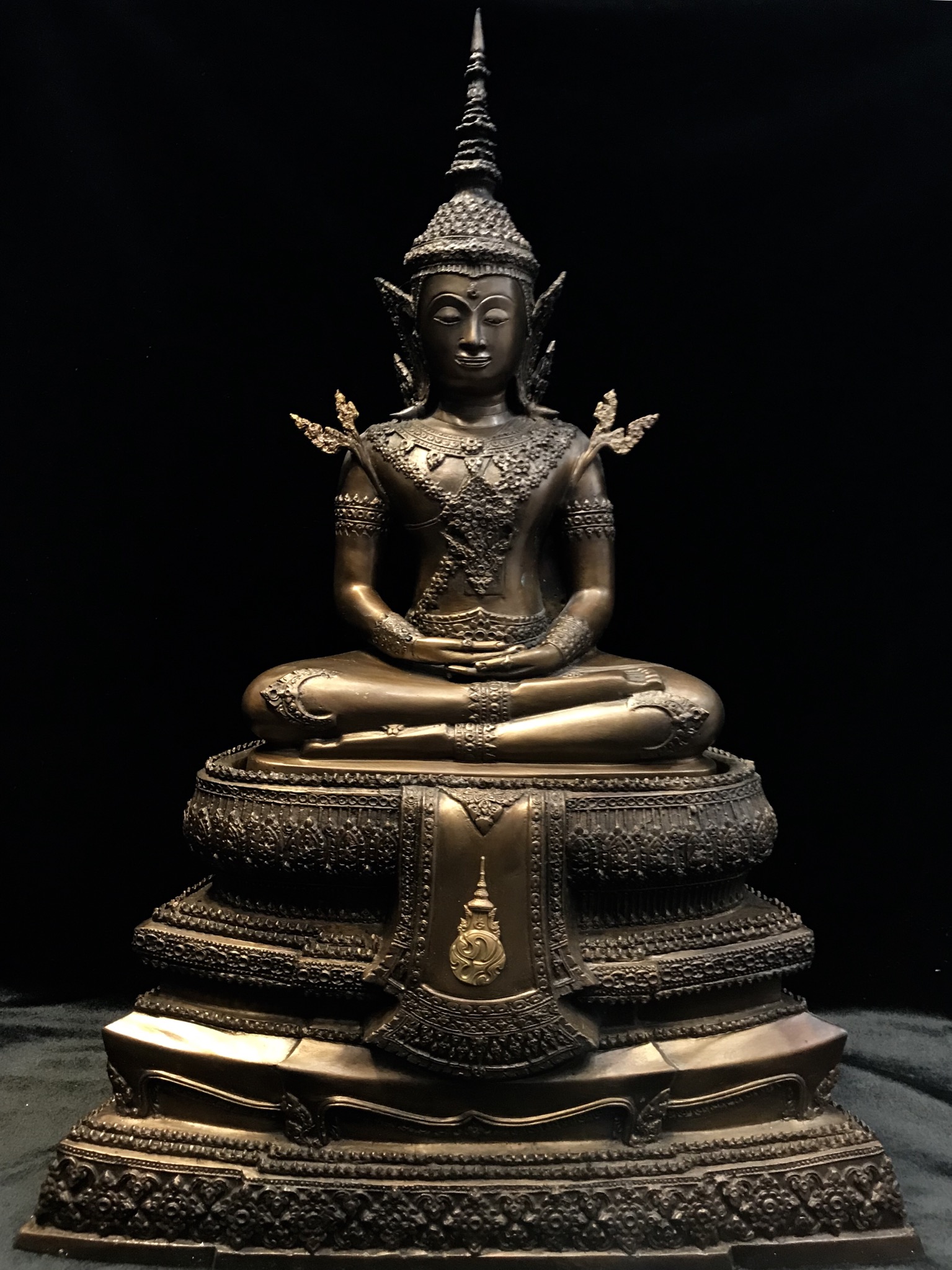 พระพุทธรูปทรงเครื่องจักรพรรดิ(พระแก้วมรกต) ภปร มหามงคลเฉลิมพระชนมพรรษา 84 พรรษา ปี2554 ขนาดหน้าตัก 9นิ้ว(หายาก1ใน500องค์)