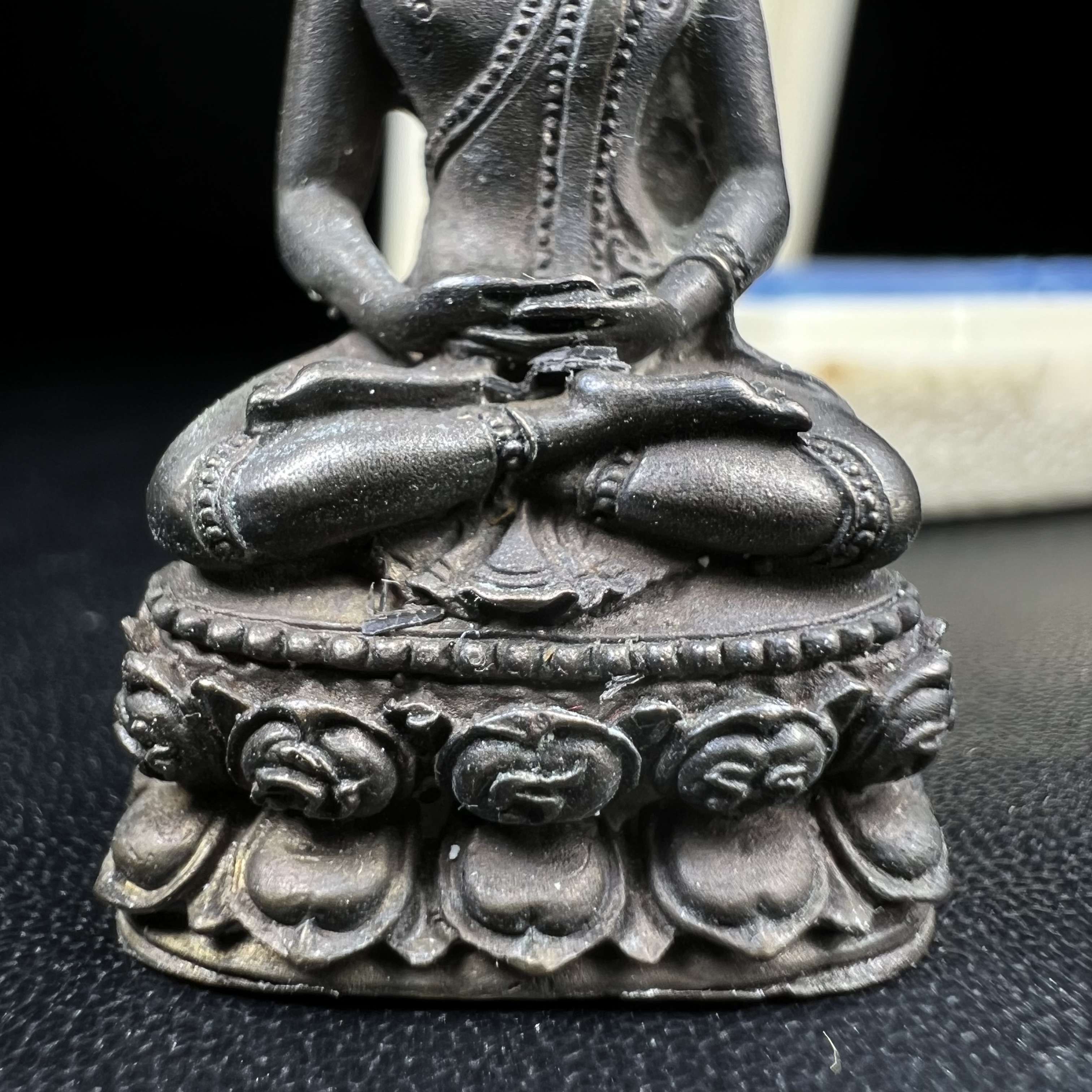 พระกริ่งพิชัยรังสี รุ่นแรก วัดป่าชัยรังสี จ.สมุทรสาคร ปี 2531 เนื้อนวโลหะ ออกแบบโดยนายช่างเกษม มงคลเจริญ ช่างมือหนึ่งแห่งยุค ปลุกเสกโดยพระเกจิอาจารย์ที่มีชื่อเสียงในยุคนั้นมาร่วมพิธีกันหลายรูป พุทธศิลป์ออกแบบได้สวยงดงาม พร้อมกล่องบรรจุเดิมครบ