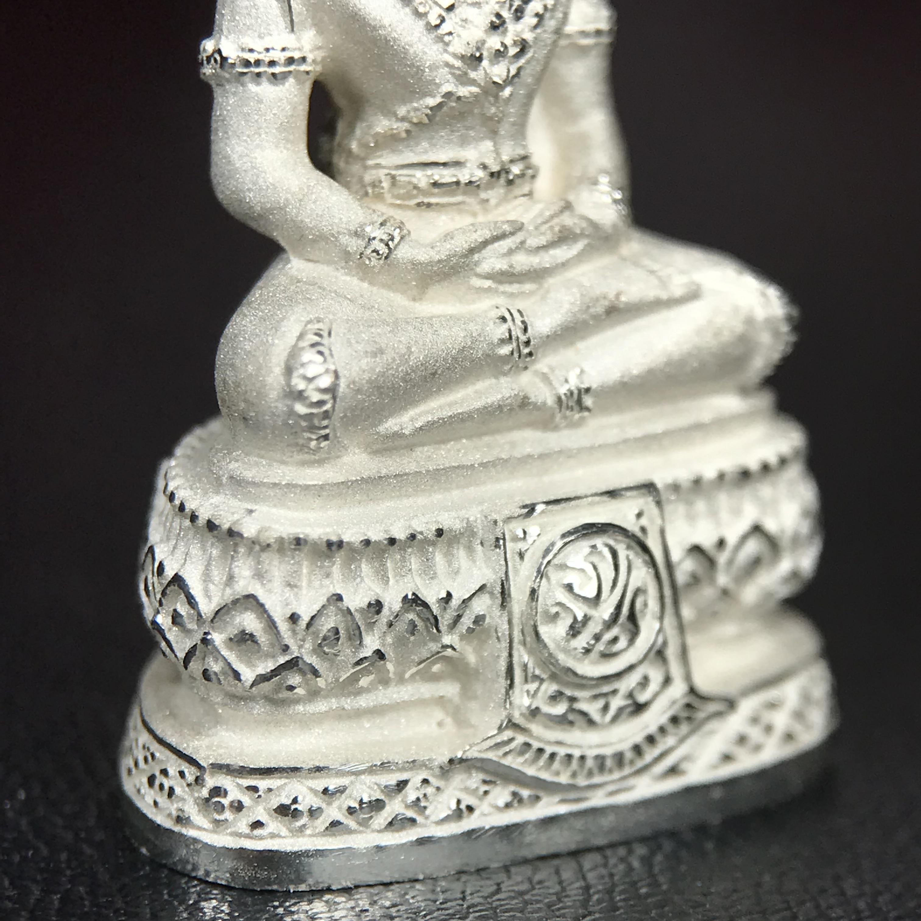 พระแก้วมรกต ภปร.(รุ่นแรก) ปี2545 จัดสร้างในมหาวโรกาส พระบาทสมเด็จพระเจ้าอยู่หัวรัชกาลที่ 9 ครบรอบ 75 พรรษา และฉลองกรุงรัตนโกสินทร์ครบ 220 ปี พิมพ์ลอยองค์ใหญ่ เนื้อเงินบริสุทธิ์ 92.5% ขนาด 19*35 มม. พร้อมกล่องบรรจุเดิม สวยครบสมบูรณ์(องค์หมายเลขคู่สวย ๔๔๗๗)