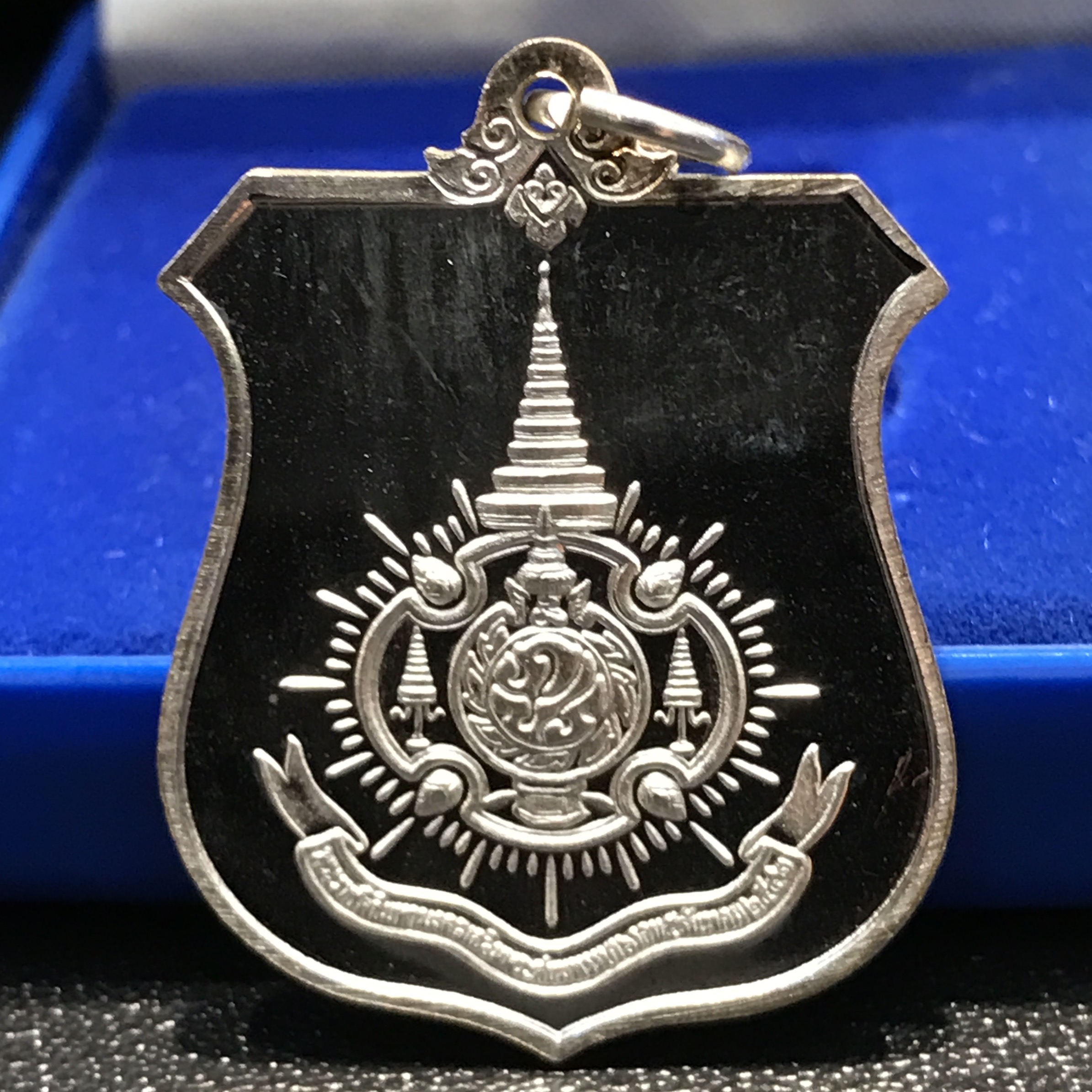 เหรียญมิ่งมหามงคล เฉลิมพระชนมพรรษา 6 รอบในหลวง ปี 2542 เนื้อเงินขัดเงาพร้อมกล่อง