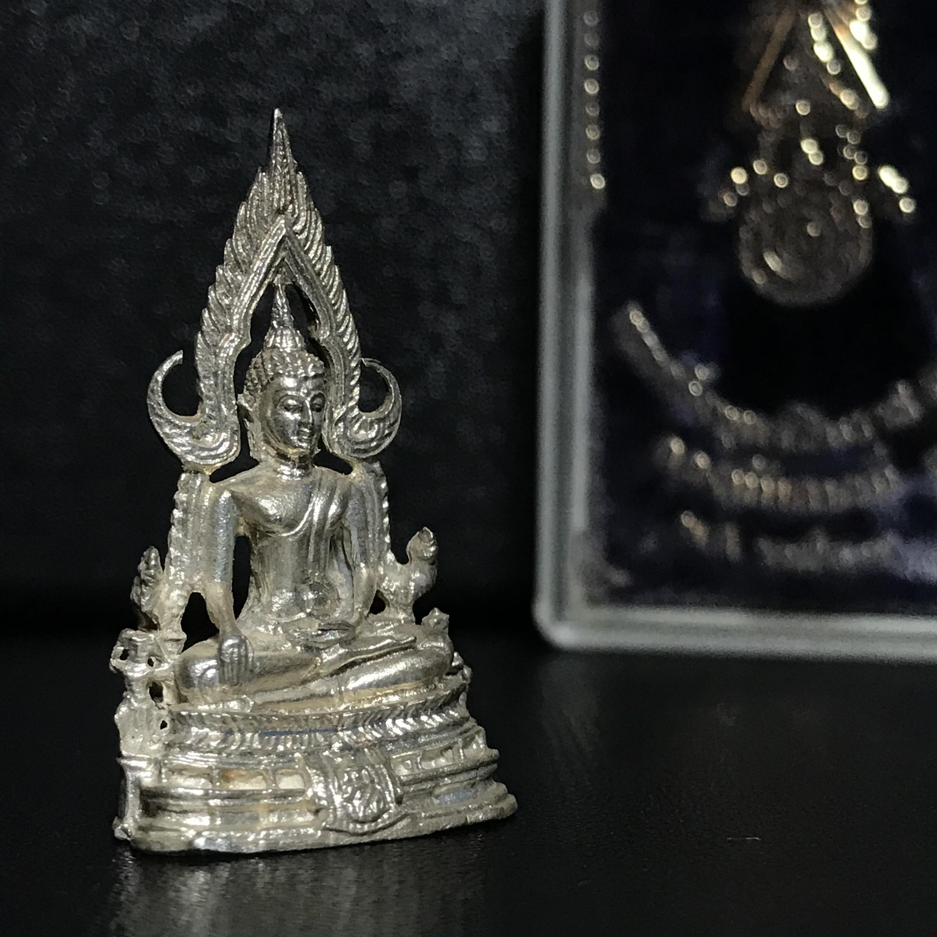 พระกริ่งพระพุทธชินราช ภปร. กองทัพภาคที่3 ปี2517 เนื้อเงินกล่องเดิมหายาก(ในหลวง ร.9 เสด็จเททอง)