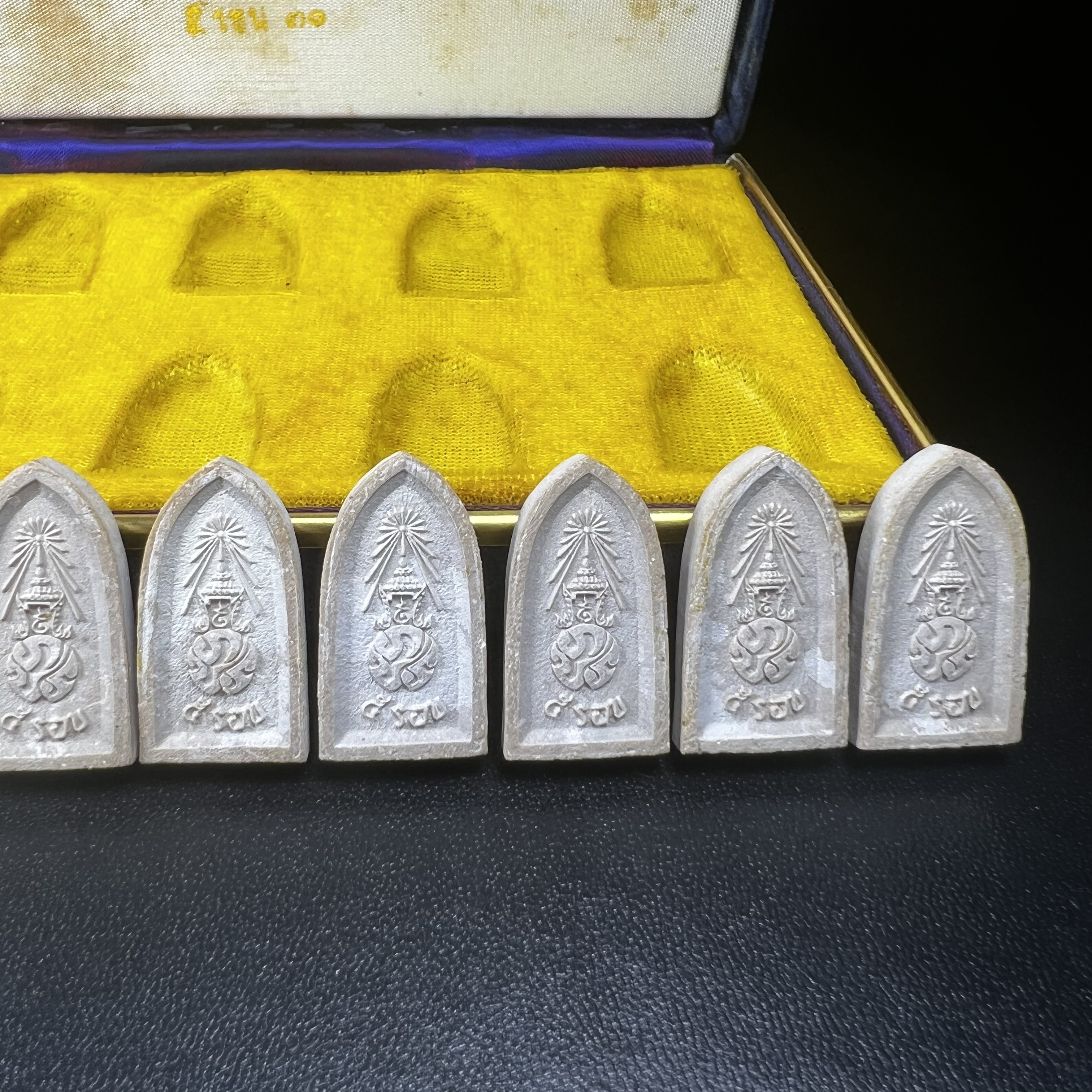 พระไพรีพินาศ ภปร. ครบ 5 รอบ ในหลวงรัชกาลที่ 9 ปี 2530(เนื้อผงพิมพ์ใหญ่) ชุดกรรมการ บรรจุจำนวน 10 องค์ ในกล่อง ตราสัญลักษณ์ ภปร.(ในหลวงรัชกาลที่9เสด็จในพิธีเจิมพระสุหร่าย)พระดี พิธีใหญ่ ประกอบพิธีพุทธาภิเษกพร้อมกับพิธีพระกริ่งปวเรศ ปี2530 วัดบวรนิเวศวิหาร