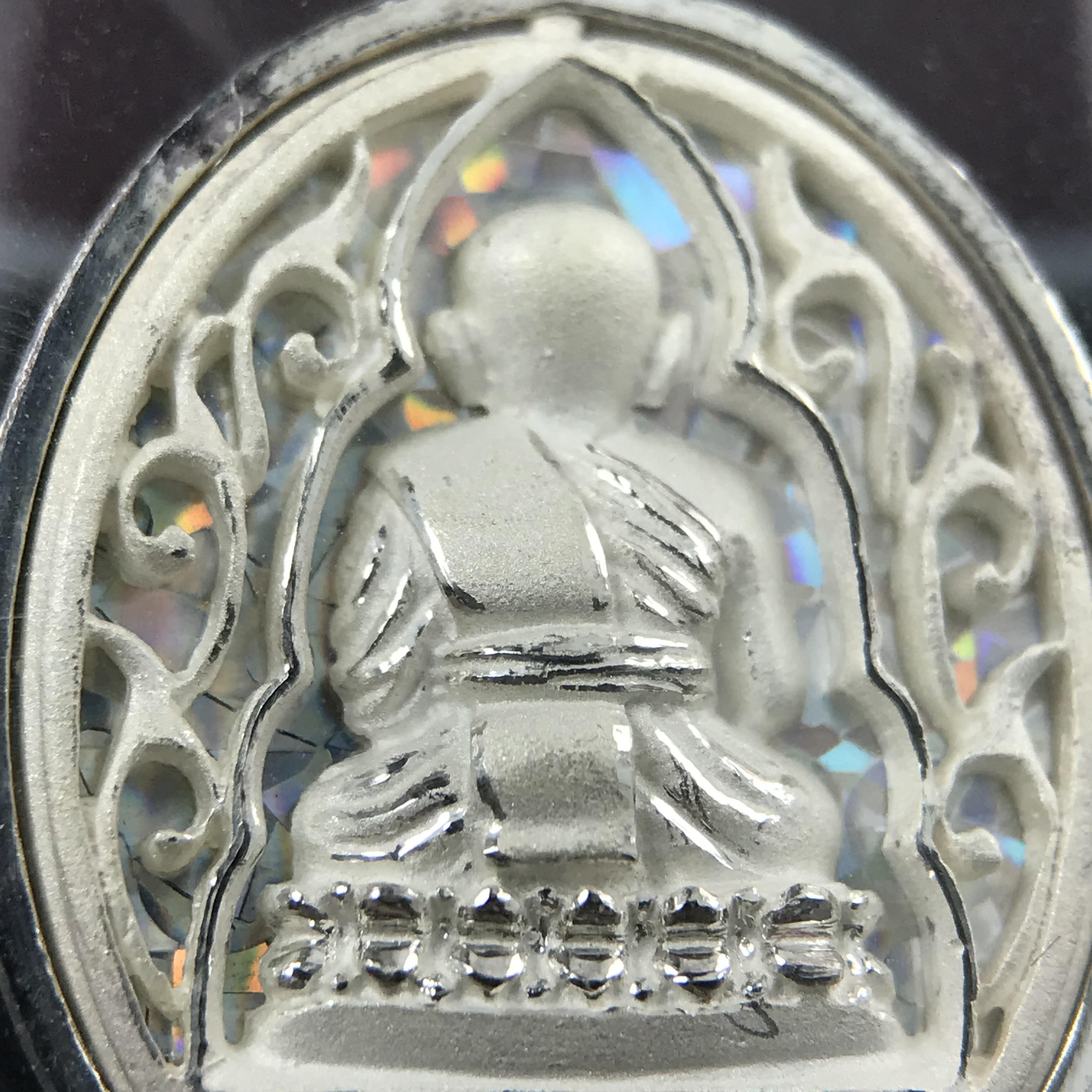 เหรียญหลวงพ่อทวด รุ่นมงคลบารมี วัดประสาทบุญญาวาส ปี 2545 เนื้อเงิน พิมพ์ทรงรูปไข่เล็ก(ขนาด 2.0*1.8 ซม.)ฉลุลายฉากพี้นหลังสีรุ้งสามมิติสวยงาม ตอกโค๊ตมีหมายเลข สภาพสวยซีนซองเดิมพร้อมกล่องบรรจุเดิมครบ***เดินทางปลอดภัยหลวงพ่อทวดคุ้มครอง****