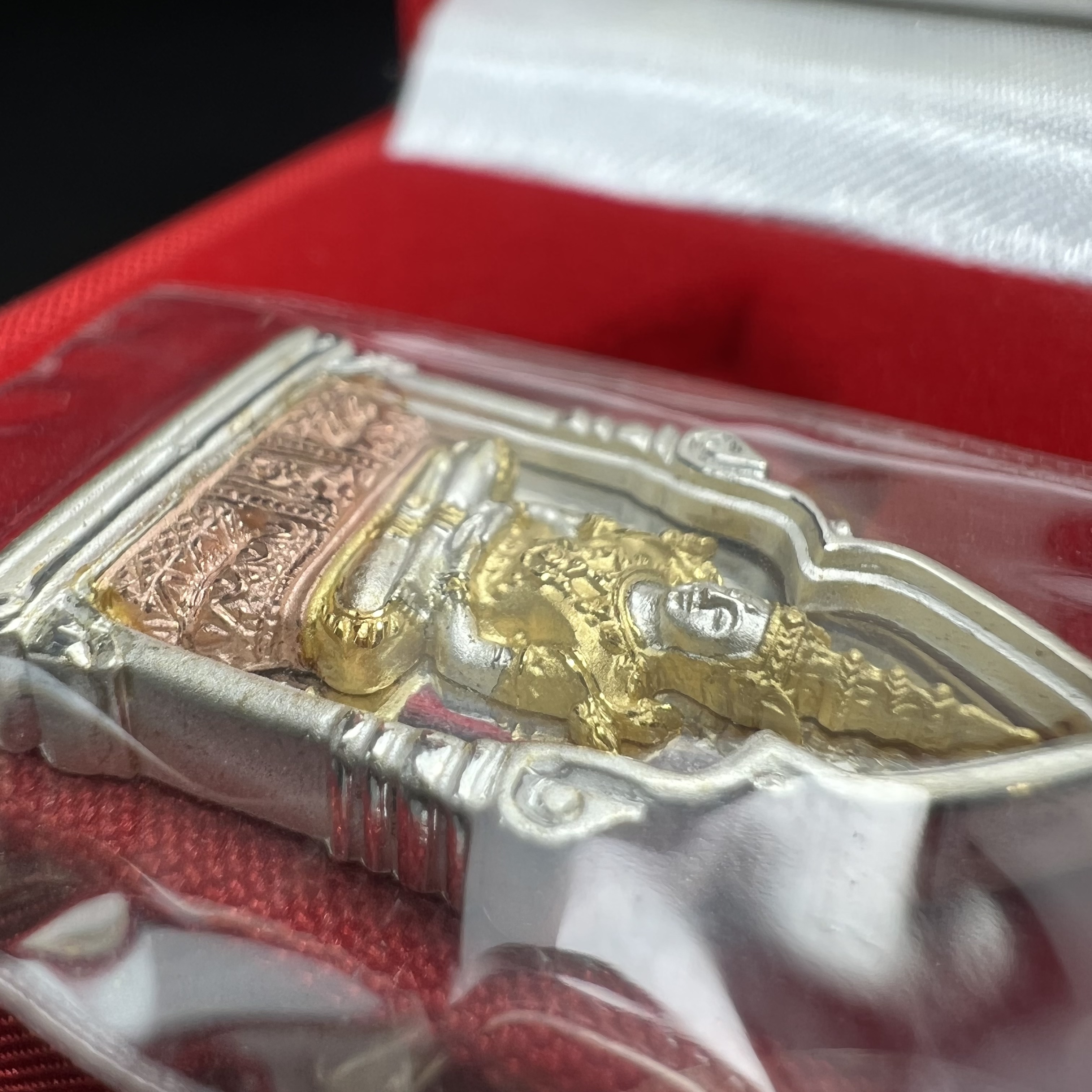 พระพุทธมหามณีรัตนปฎิมากร(พระแก้วมรกต)รุ่น เฉลิมพระเกียรติ วัดพระศรีรัตนศาสดารามราม(วัดพระแก้ว) ปี2543 เนื้อเงินสามกษัตริย์พิมพ์ซุ้มกนกเล็ก สภาพสวยซีนเดิมกล่องครบ