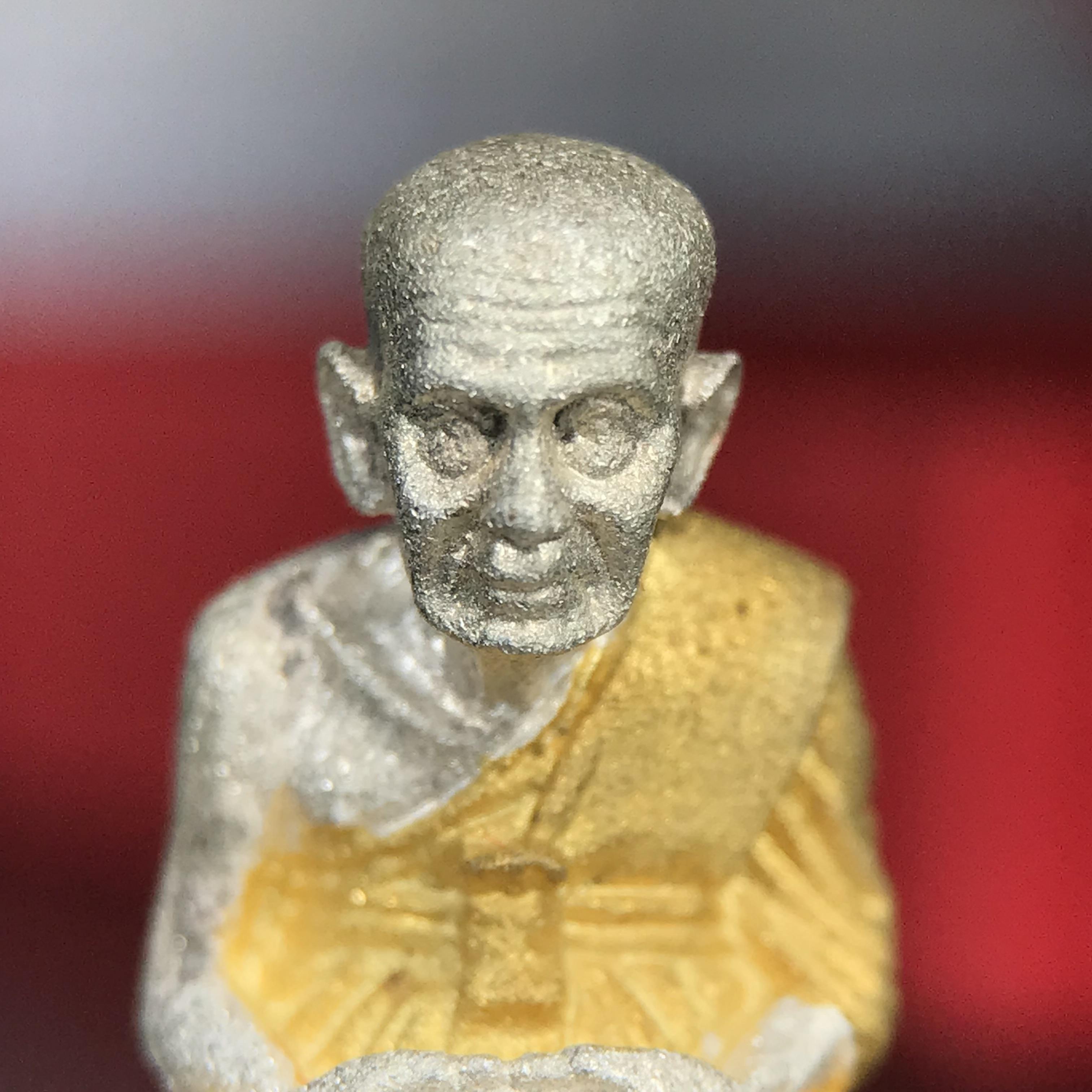 สมเด็จหลวงปู่ทวด วัดช้างให้ รุ่น เฉลิมพระเกียรติ ตราสัญลักษณ์ มวก. พิมพ์ลอยองค์เนื้อเงิน-สามกษัตริย์ ปี 2544 พิธีพุทธาภิเษกใหญ่ ณ อุโบสถวัดช้างให้และอุโบสถวัดพระศรีรัตนศาสดาราม ( วัดพระแก้ว )โดยนิมนต์เกจิชื่อดังสายใต้ทั้งหมดจำนวน 108 รูป