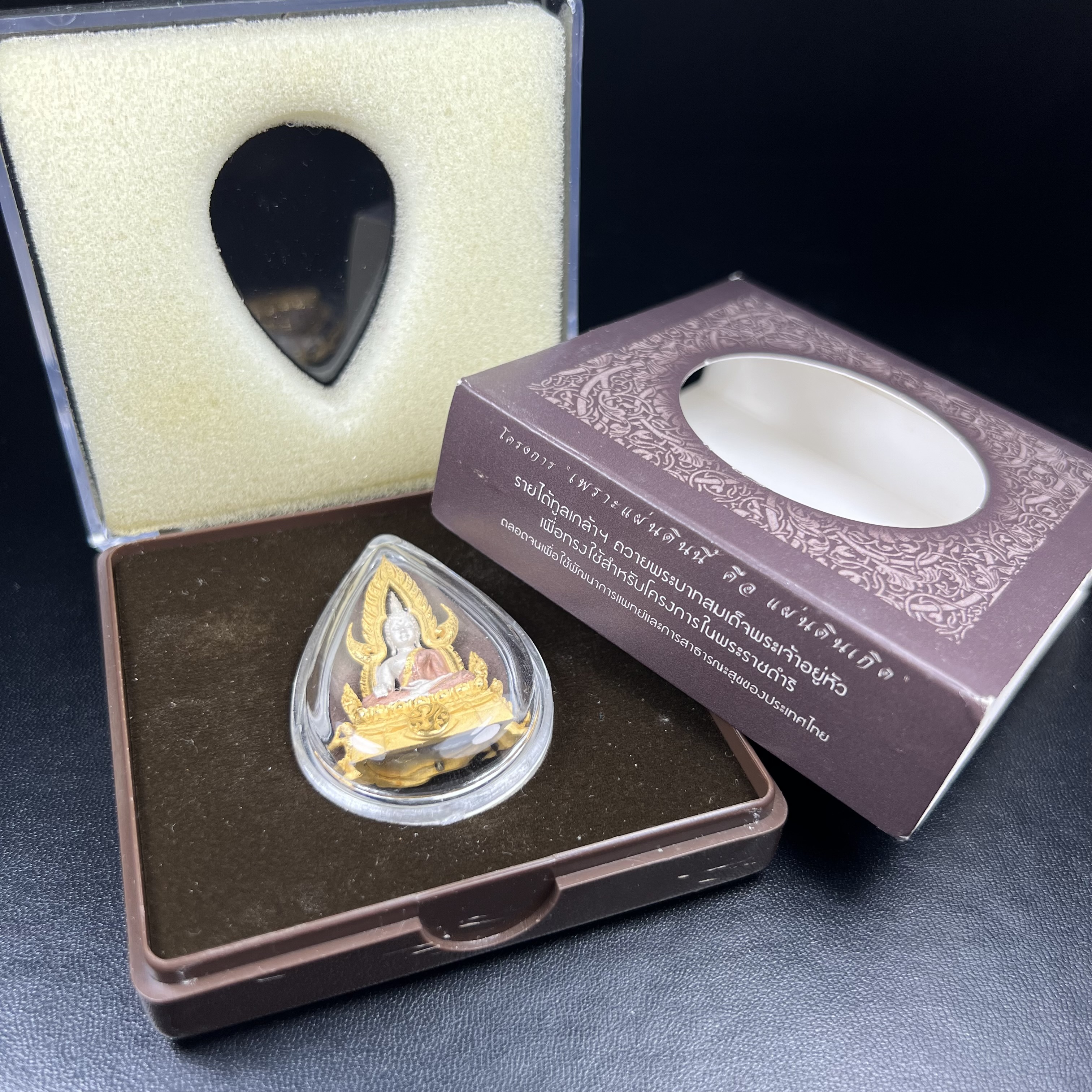 พระพุทธชินราช ภปร. โครงการ "เพราะแผ่นดินนี้ คือ แผ่นดินเกิด" ปี2548(รุ่นแรก) ลอยองค์ หน้าตัก 1/2 นิ้ว เนื้อเงินสามกษัตริย์ พุทธศิลป์งดงามทรงคุณค่า รุ่นยอดนิยม